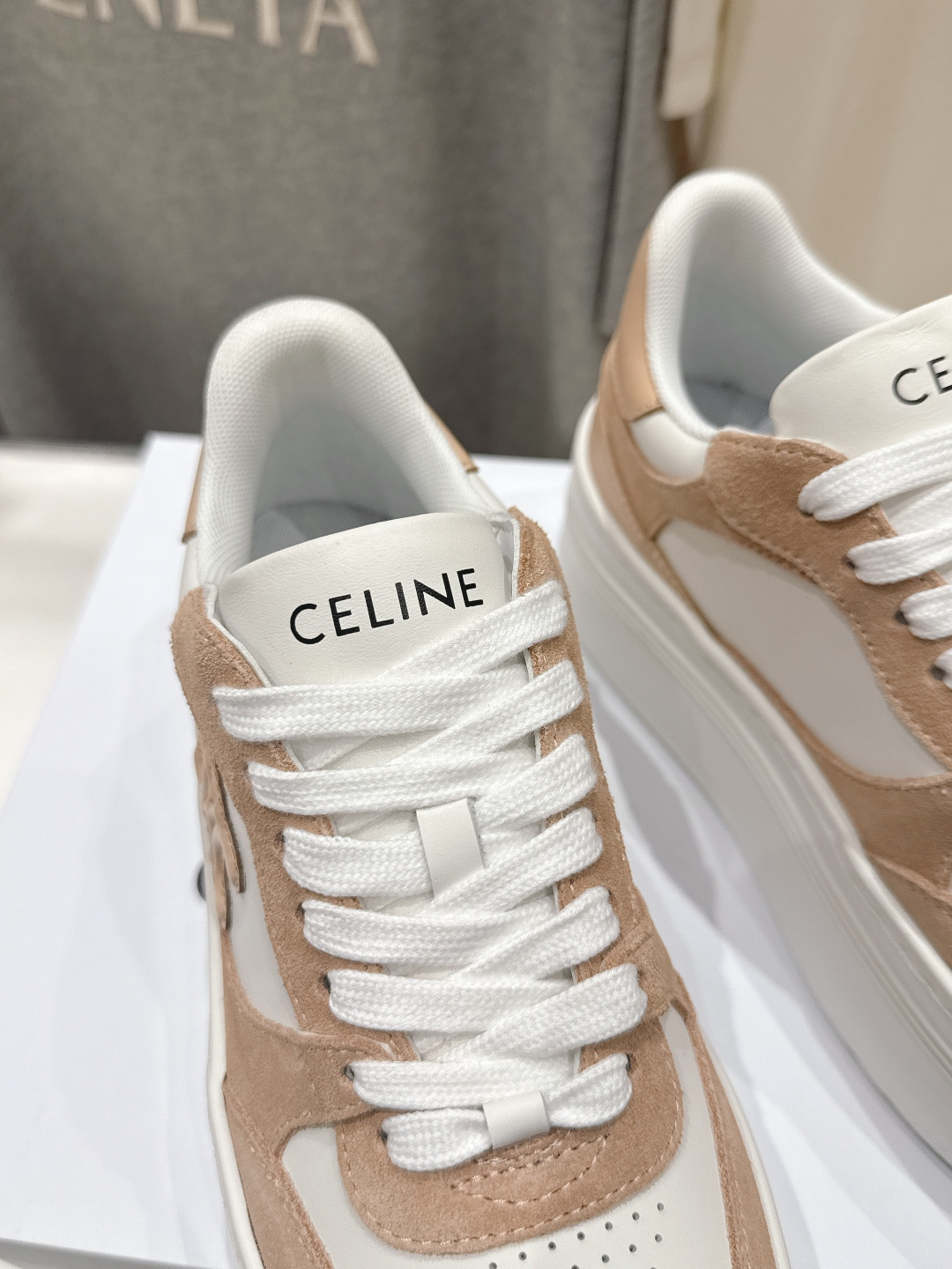 高版本出厂 厚底 CELINE*思琳赛琳F037 2026ss新款徽标系带厚底休闲鞋小白鞋简单舒服，干净