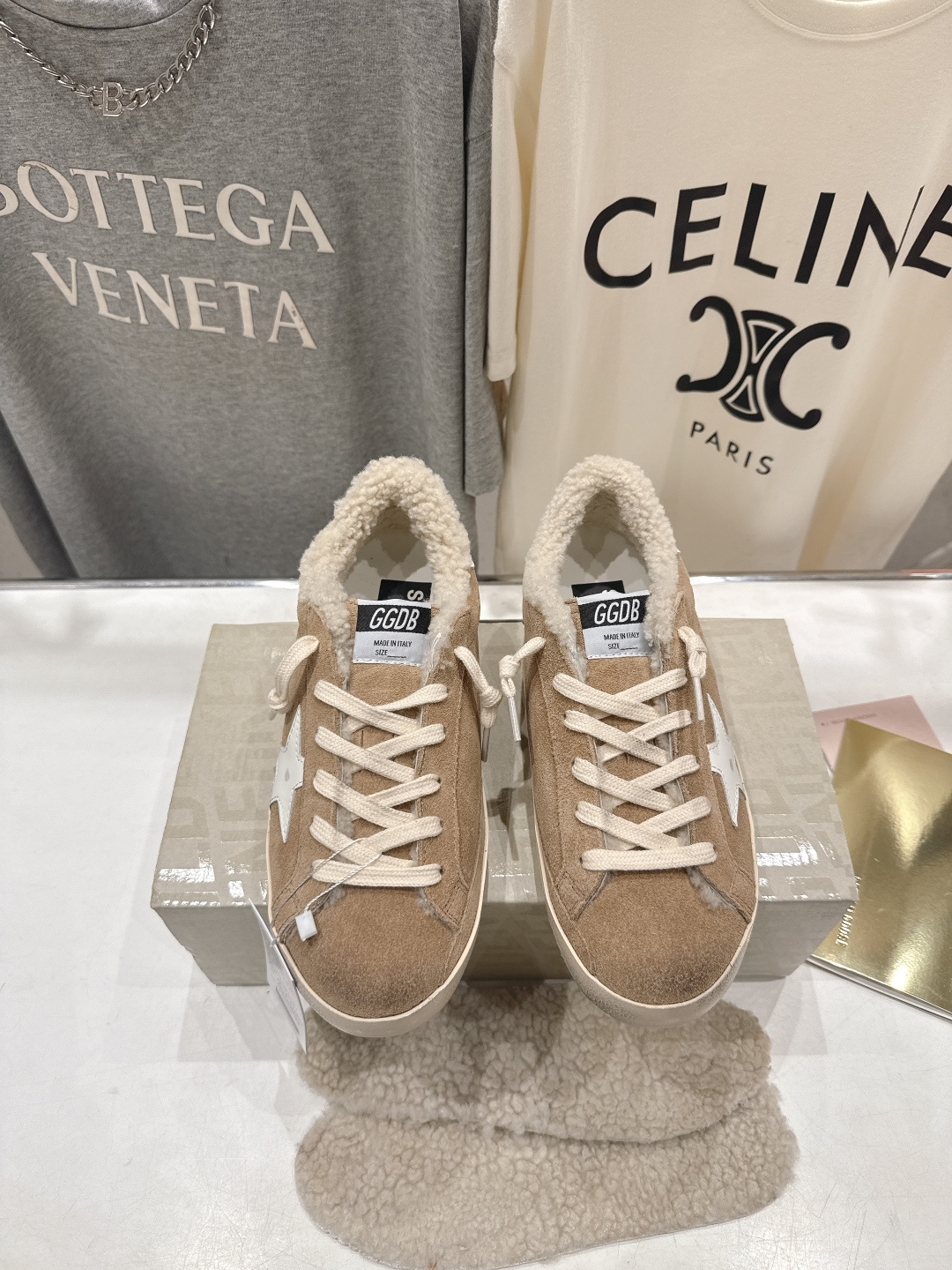 NO:667871,Top version Maoli GGDB~~Golden Goose Deluxe Brand autumn and winter new wool lining small dirty shoes casual shoes # The best version on the entire network is not convinced to compare # GGDB SNERKERS series~~ The hottest white shoes, step on all kinds of dirty shoes!  Celebrity private server foot demonstration × It’s so versatile!  You no longer have to worry about washing your shoes!  Original custom-made cowhide for the upper (the essence of distressing) Imported lamb wool + cowhide feet for the lining (a pair of woolen feet for extras) Original latex insole with 3.5cm height after opening the mold Original TPU two-color outsole Size 35-40 regular size, casual shoes/sports shoes, sneakers, cowhide19860909顶级版本 毛里  GGDB~~Golden Goose Deluxe Brand秋冬新款羊毛里小脏鞋休闲鞋 # 全网最好版本不服来比 # GGDB SNERKERS系列~~火红程度上怼小白鞋,下踩各类小脏鞋！明星私服上脚示范 ×就是这么百搭 ！再也不用担心洗鞋的问题啦！ 鞋面原版定制牛皮（做旧精髓所在） 内里进口羊羔毛+牛皮垫脚（有多送一对羊毛垫脚） 原版开模3.5cm内增高乳胶鞋垫 原版TPU双色大底 码数35—40正码,休闲鞋/运动鞋毛毛鞋,sneakers,cowhide,Women's Shoes