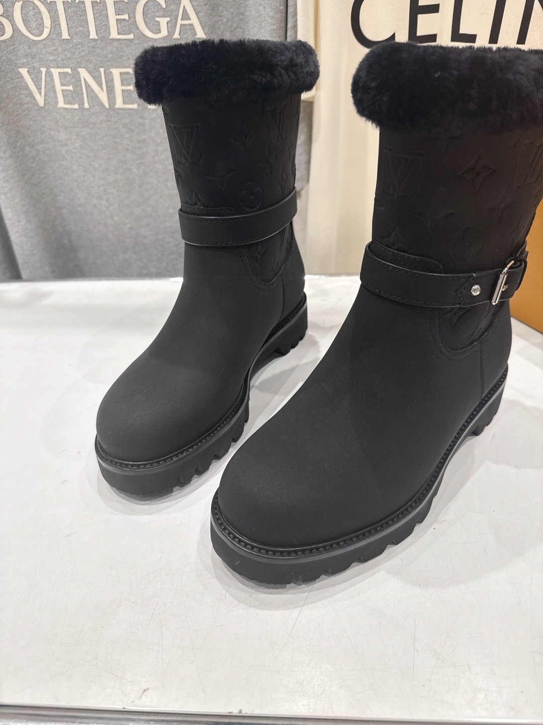 高版本出厂 LOUIS VUITTON ss25 LV驴牌秋冬新款厚底雪地靴保暖短靴LV冬季滑雪系列Mo