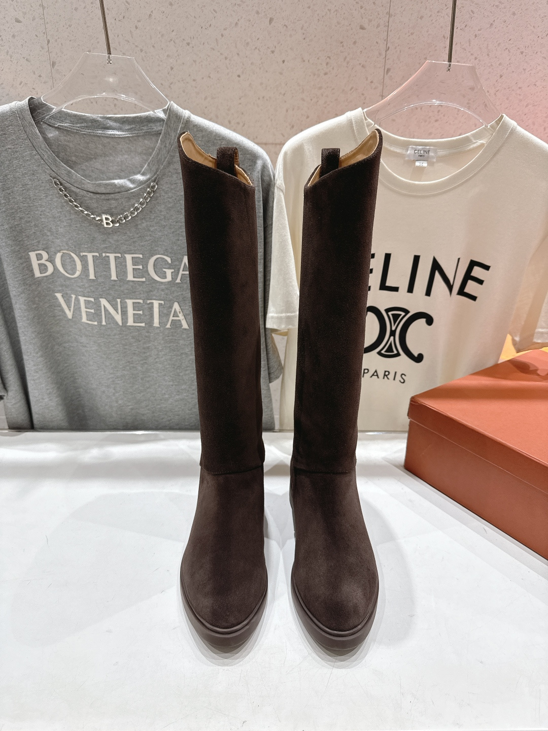 NO:667875,High version Loropiana LP F032 25ss autumn and winter new Chelsea boots Martin boots. These boots are made of first-layer cowhide, which is very durable and soft, and very comfortable on the feet. It creates a light and flexible wearing experience and shows a versatile sports style. Fabric imported first-layer cowhide/imported cow suede Lining cowhide Outsole ZP molded rubber outsole Size 35-40 (40.41 custom-made and non-returnable), boots, loro piana,loro piana,boots,cowhide19860909高版本 Loropiana LP诺悠翩雅F032 25ss秋冬新款切尔西长靴马丁靴 这款长靴采用头层牛皮制成,十分耐用且柔软,上脚非常舒适 打造轻盈、灵活的穿着体验,更彰显出百搭运动风范. 面料进口头层牛皮/进口牛反绒 內里牛皮 大底ZP开模橡胶大底 码数35-40（40.41订做不退换）,靴子,loro piana,loro piana,boots,cowhide,Women's Shoes