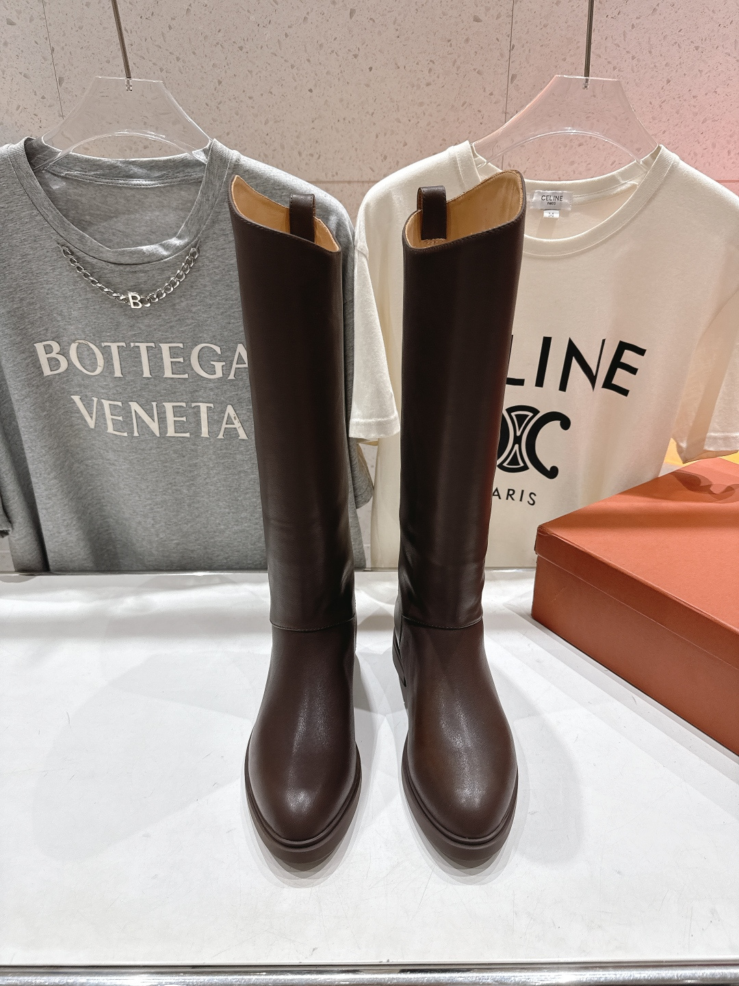 NO:667857,High version leather Loropiana LP F032 25ss autumn and winter new Chelsea boots Martin boots. These boots are made of first-layer cowhide, which is very durable and soft, and very comfortable on the feet. It creates a light and flexible wearing experience and shows a versatile sports style. Fabric: imported first-layer cowhide/imported cow suede, lining cowhide, outsole ZP molded rubber outsole Size 35-40 (40.41 custom-made, non-returnable), boots, loro piana, loro piana, boots, cowhide19860909高版本 皮面 Loropiana LP诺悠翩雅F032 25ss秋冬新款切尔西长靴马丁靴 这款长靴采用头层牛皮制成,十分耐用且柔软,上脚非常舒适 打造轻盈、灵活的穿着体验,更彰显出百搭运动风范. 面料进口头层牛皮/进口牛反绒 內里牛皮 大底ZP开模橡胶大底 码数35-40（40.41订做不退换）,靴子,loro piana,loro piana,boots,cowhide,Women's Shoes