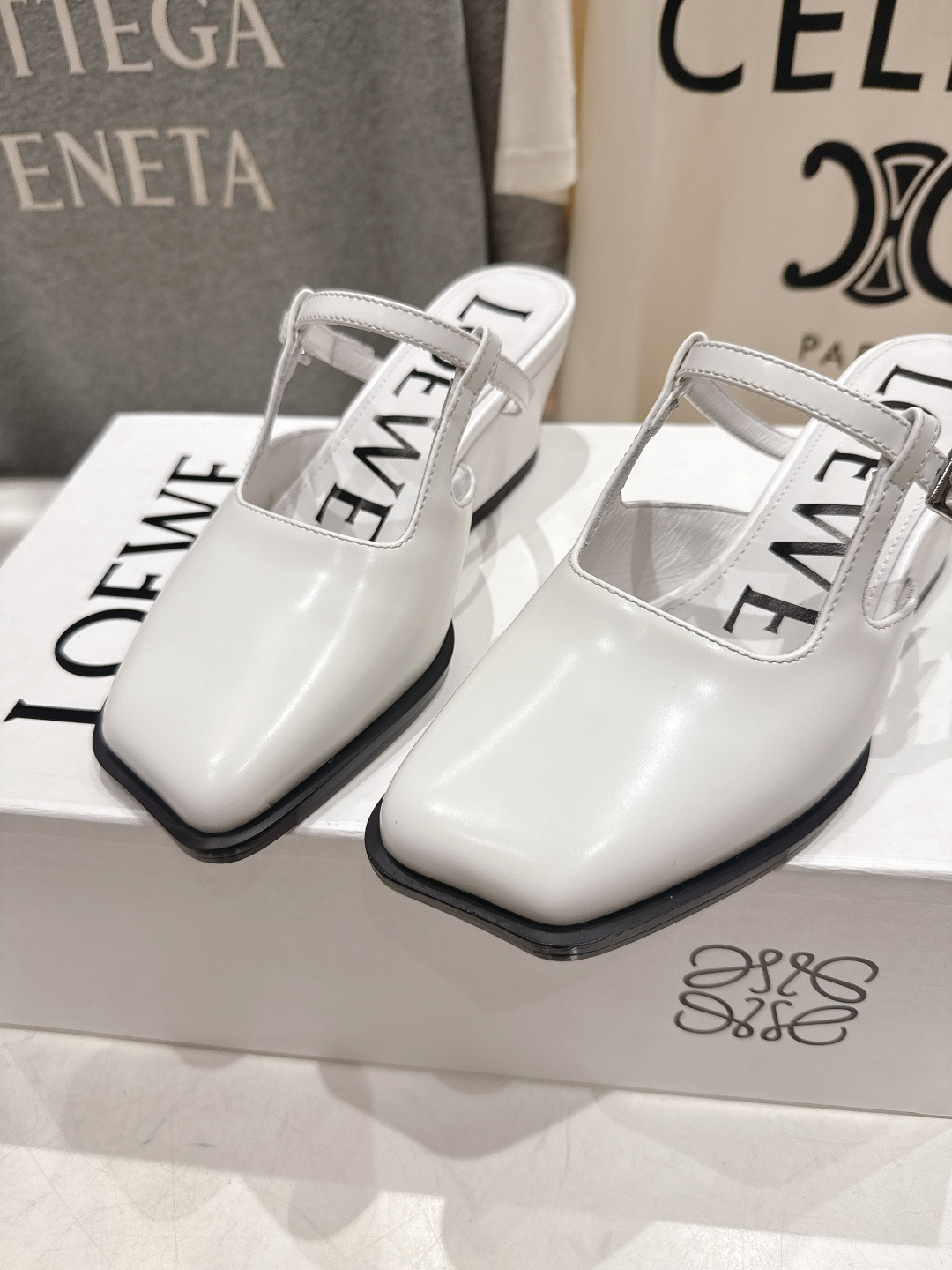 高版本出厂 LOEWE/罗意威F036 2026ss春夏新款高跟玛丽珍凉鞋芭蕾舞鞋别致的一体鞋面设计，展