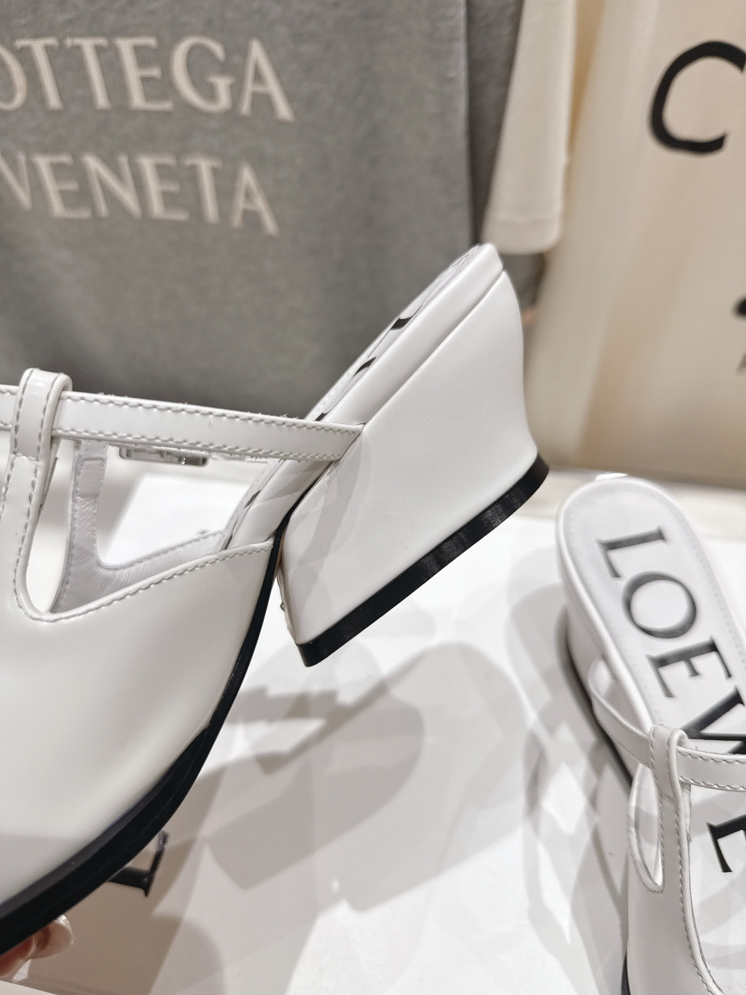 高版本出厂 LOEWE/罗意威F036 2026ss春夏新款高跟玛丽珍凉鞋芭蕾舞鞋别致的一体鞋面设计，展