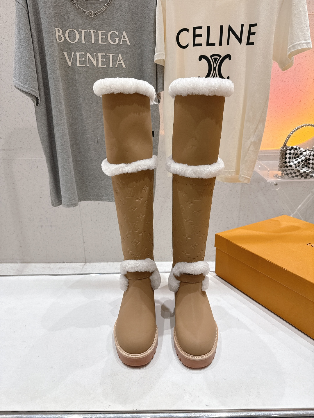 NO:670210,High version LOUIS VUITTON ss25 LV brand autumn and winter new thick-soled snow boots warm boots LV winter ski series Monogram snow boots, highly recognizable! Many celebrity internet celebrities have grown their shoes. Real cowhide leather uppers are waterproof, windproof and warm. Wool linings are comfortable and breathable. Now is the season, so those who are keen on stocking up should hurry up and stock up. Wear shoes for running and jumping every day in winter. The most important thing is that the soles should be lightweight! Ultra-light, MAX comfort, it really feels like stepping on shit. With proven quality, you don’t have to choose too much when buying shoes. You really don’t! It is to strive for the best value for money, and the trendy attitude of being both strong and soft makes it a good daily choice. The upper is imported custom cowhide, the lining is imported wool, the outsole is original open mold non-slip outsole, the size is 35-41 (40.41 is customized and non-returnable), snow boots, louis vuitton, louis vuitton, louis vuitton, boots, cowhide19860909高版本  LOUIS VUITTON ss25 LV驴牌秋冬新款厚底雪地靴保暖长靴 LV冬季滑雪系列Monogram雪地靴,辦识度超高！超多明星网红种草 真牛皮鞋面 防水防风又保暖 羊毛尼内里舒适又透气,现在正当季,剁手党抓紧囤起来,冬天穿着鞋子每天跑跑跳跳,最重要就是鞋底要轻便！超轻便,舒适感MAX,真的是踩屎感十足 经得住考验的品质,买鞋不用太多选择,真不需要！就是争取到最高性价比,亦刚亦柔的潮流姿态成就日常佳选. 鞋面进口定制牛皮 内里进口羊毛 大底原版开模防滑大底 码数35-41（40.41订做不退换）,雪地靴,louis vuitton,louis vuitton,louis vuitton,boots,cowhide,Women's Shoes