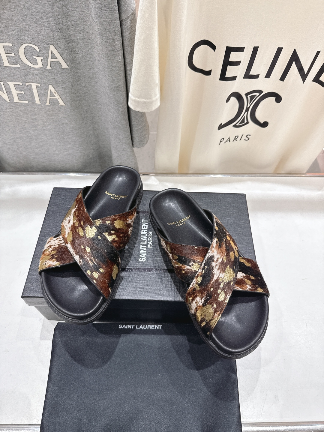 高版本出厂 Fendi*/芬迪 2026ss 夏季新品交叉带平底沙滩拖鞋 上街穿搭的不二之选 专柜买断货