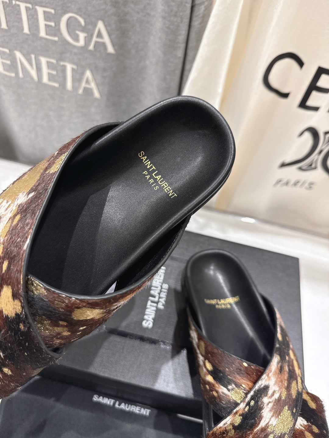 高版本出厂 Fendi*/芬迪 2026ss 夏季新品交叉带平底沙滩拖鞋 上街穿搭的不二之选 专柜买断货