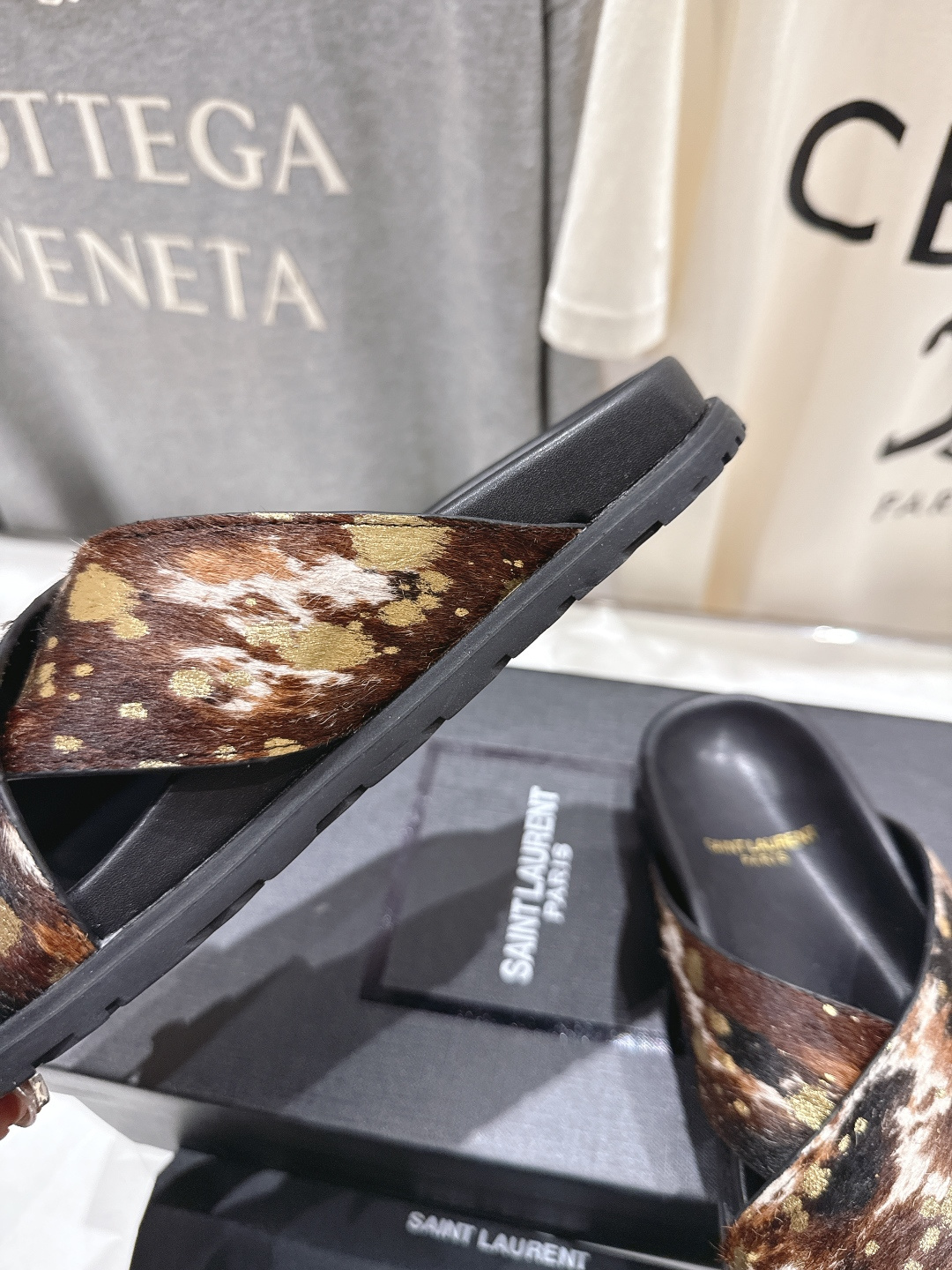 高版本出厂 Fendi*/芬迪 2026ss 夏季新品交叉带平底沙滩拖鞋 上街穿搭的不二之选 专柜买断货