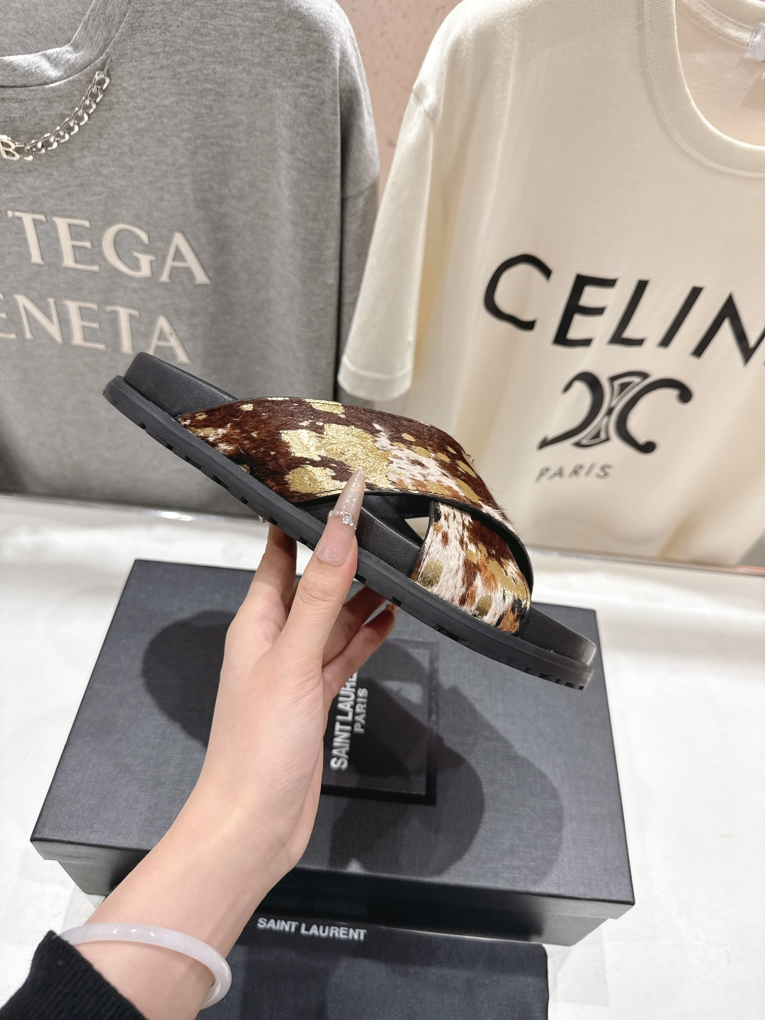 高版本出厂 Fendi*/芬迪 2026ss 夏季新品交叉带平底沙滩拖鞋 上街穿搭的不二之选 专柜买断货