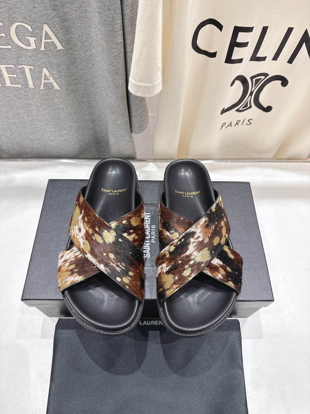 高版本出厂 Fendi*/芬迪 2026ss 夏季新品交叉带平底沙滩拖鞋 上街穿搭的不二之选 专柜买断货