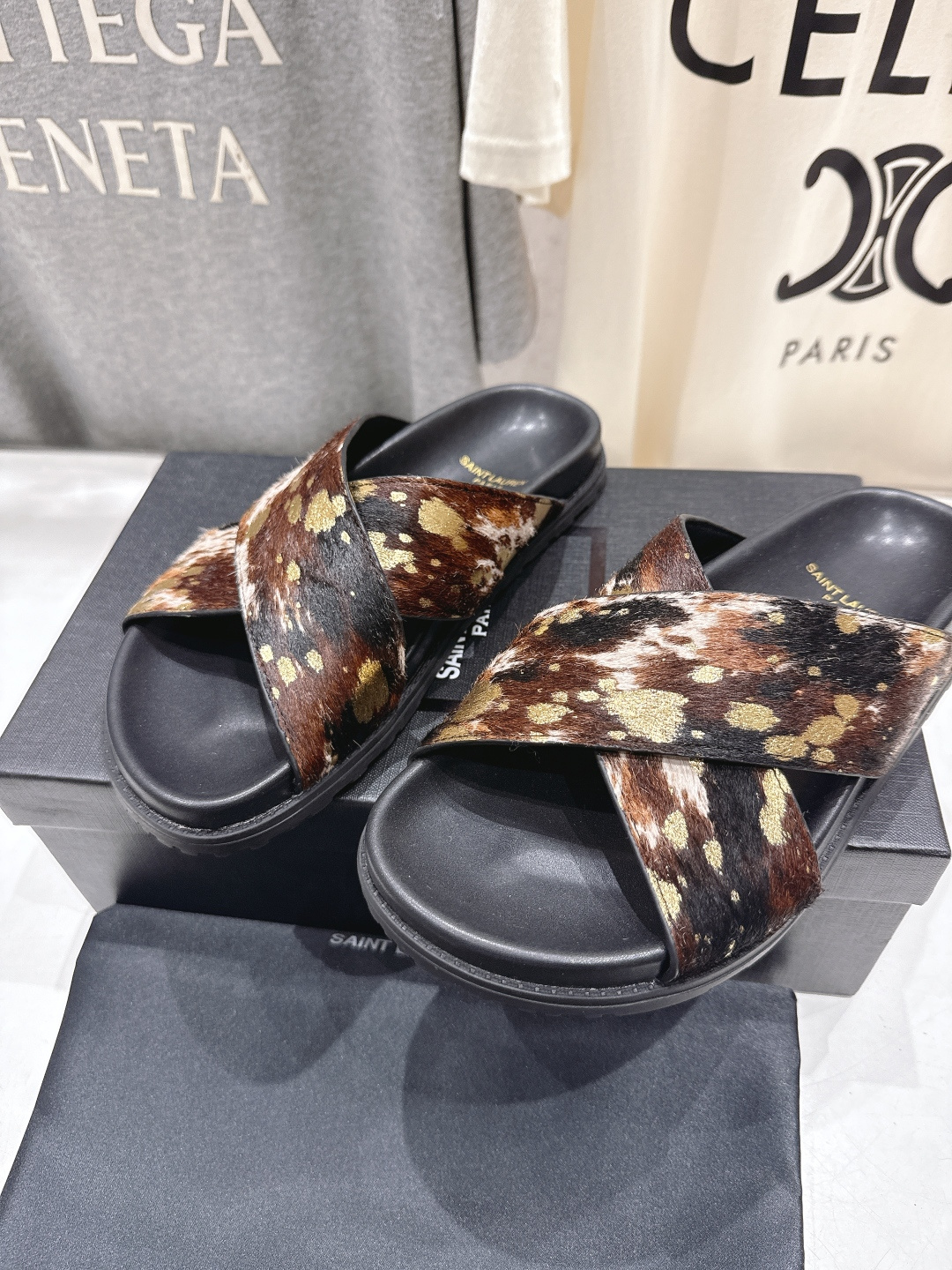 高版本出厂 Fendi*/芬迪 2026ss 夏季新品交叉带平底沙滩拖鞋 上街穿搭的不二之选 专柜买断货