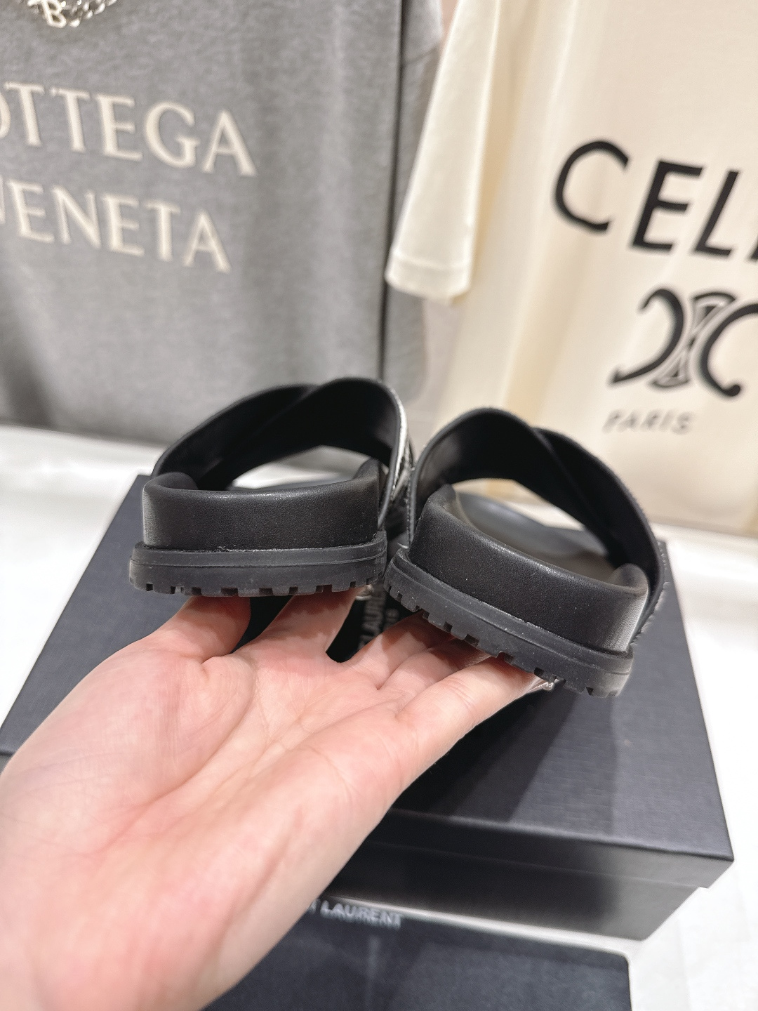 高版本出厂 Fendi*/芬迪 2026ss 夏季新品交叉带平底沙滩拖鞋 上街穿搭的不二之选 专柜买断货