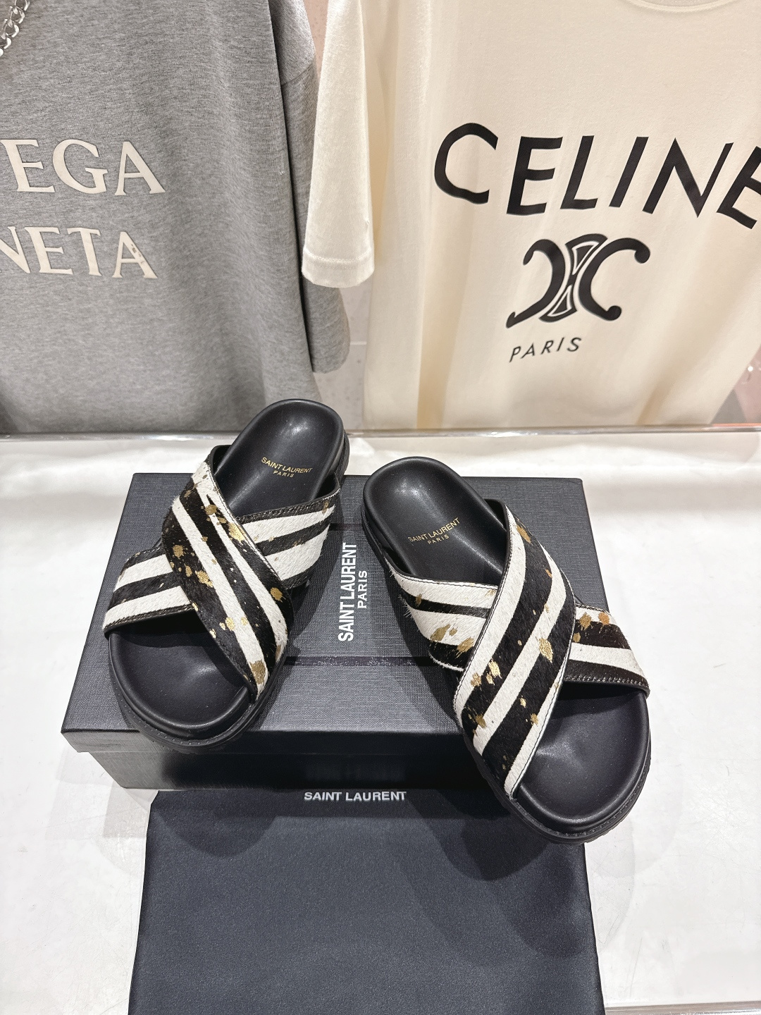 高版本出厂 Fendi*/芬迪 2026ss 夏季新品交叉带平底沙滩拖鞋 上街穿搭的不二之选 专柜买断货