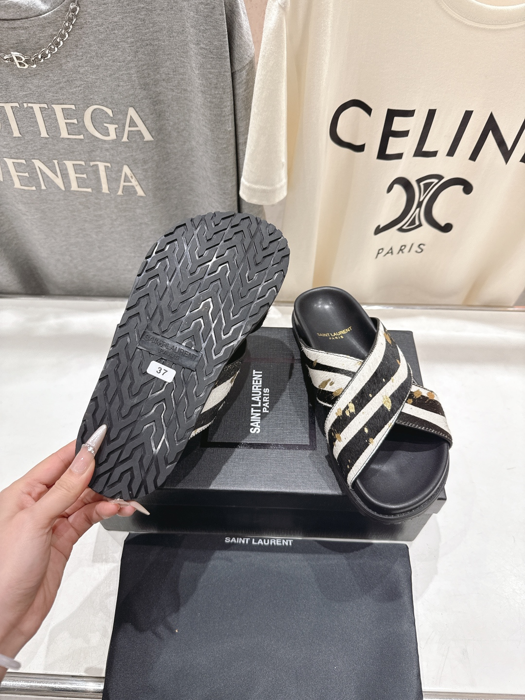 高版本出厂 Fendi*/芬迪 2026ss 夏季新品交叉带平底沙滩拖鞋 上街穿搭的不二之选 专柜买断货