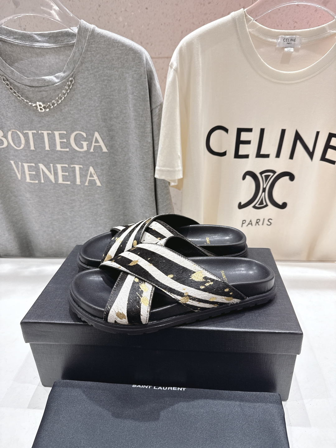 高版本出厂 Fendi*/芬迪 2026ss 夏季新品交叉带平底沙滩拖鞋 上街穿搭的不二之选 专柜买断货