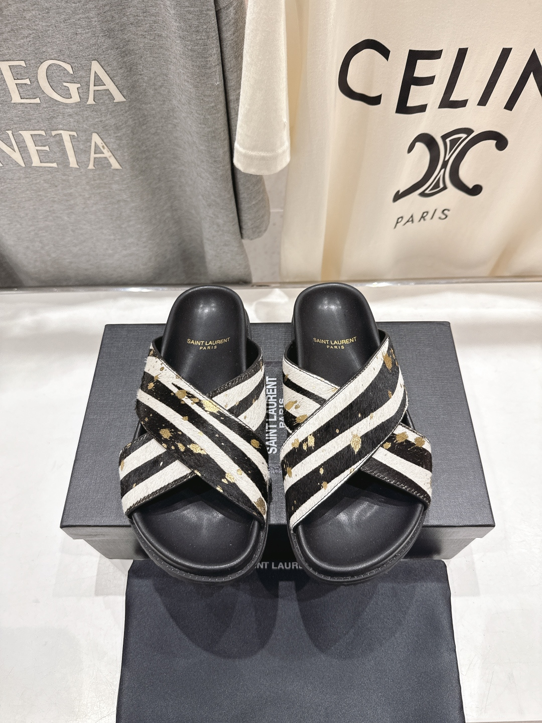 高版本出厂 Fendi*/芬迪 2026ss 夏季新品交叉带平底沙滩拖鞋 上街穿搭的不二之选 专柜买断货