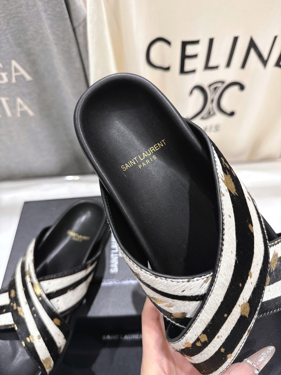 高版本出厂 Fendi*/芬迪 2026ss 夏季新品交叉带平底沙滩拖鞋 上街穿搭的不二之选 专柜买断货