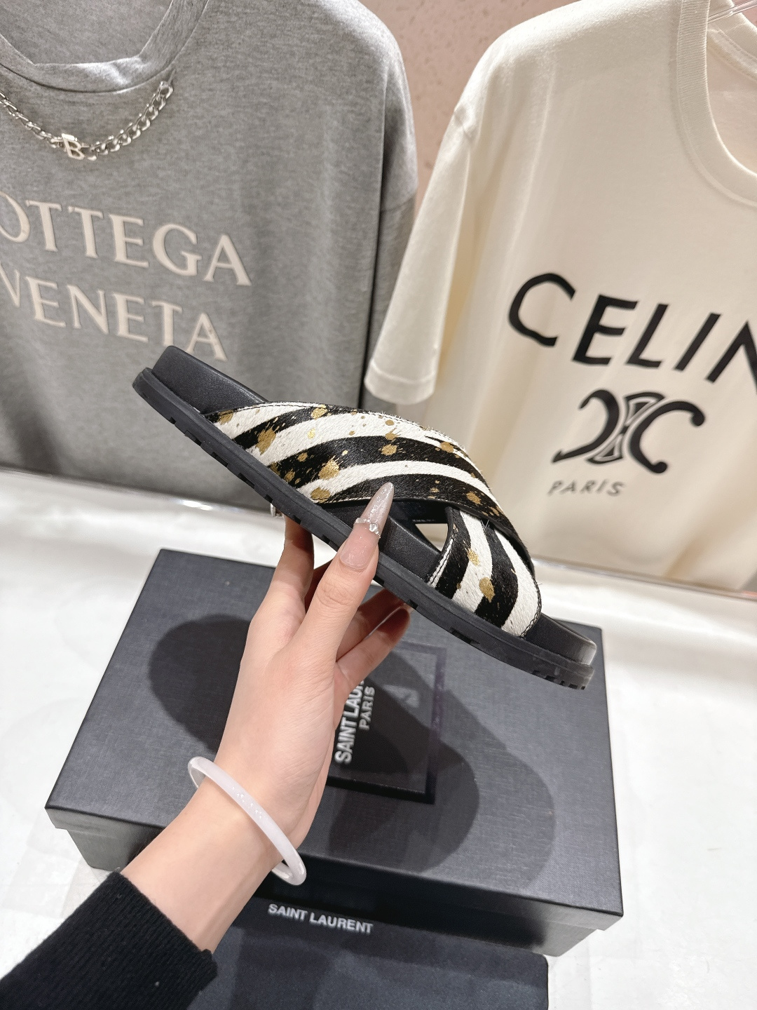 高版本出厂 Fendi*/芬迪 2026ss 夏季新品交叉带平底沙滩拖鞋 上街穿搭的不二之选 专柜买断货