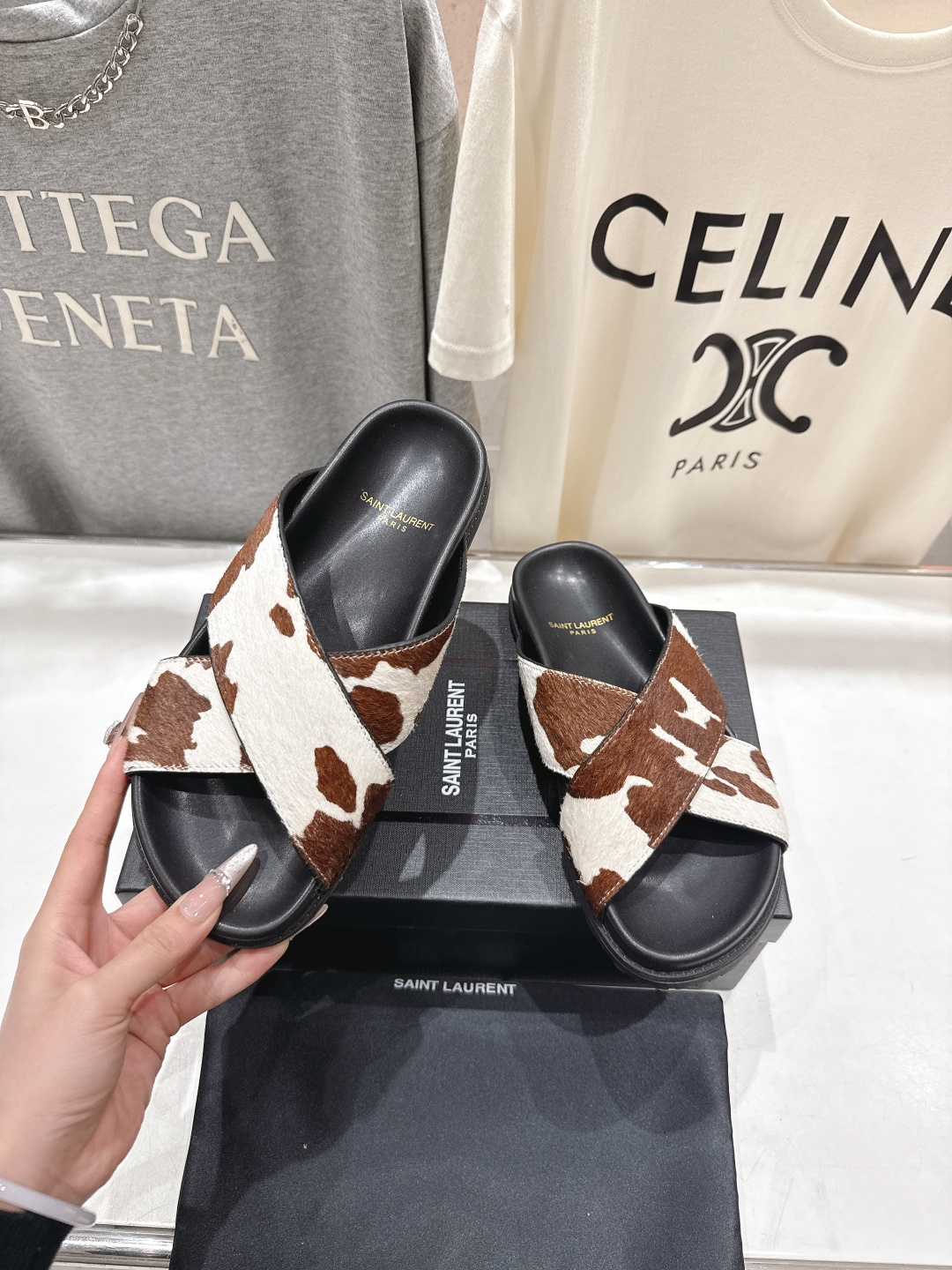 高版本出厂 Fendi*/芬迪 2026ss 夏季新品交叉带平底沙滩拖鞋 上街穿搭的不二之选 专柜买断货