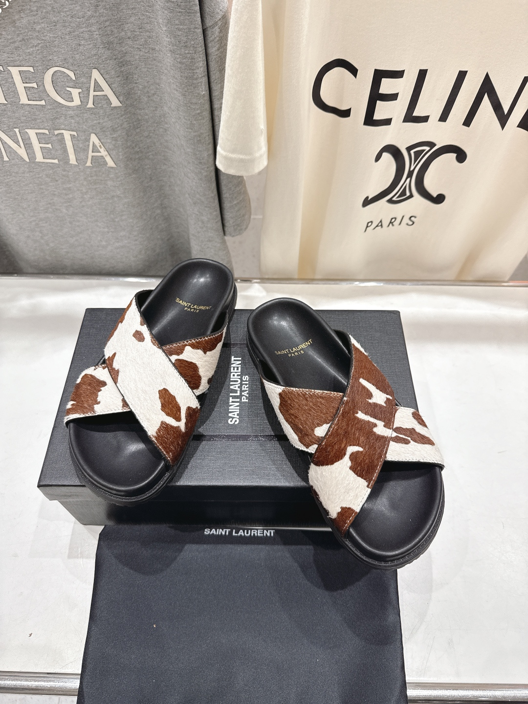 高版本出厂 Fendi*/芬迪 2026ss 夏季新品交叉带平底沙滩拖鞋 上街穿搭的不二之选 专柜买断货