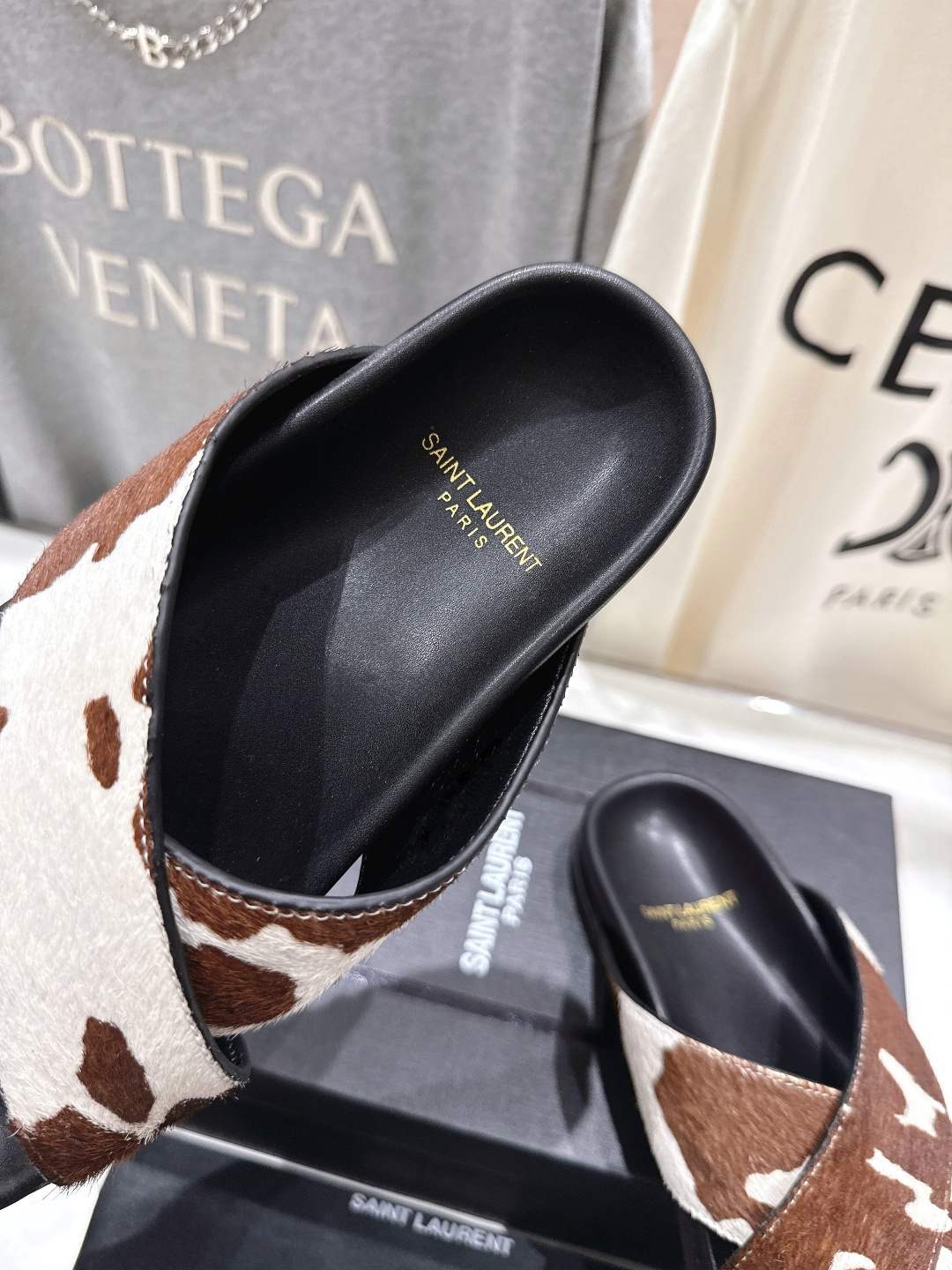 高版本出厂 Fendi*/芬迪 2026ss 夏季新品交叉带平底沙滩拖鞋 上街穿搭的不二之选 专柜买断货