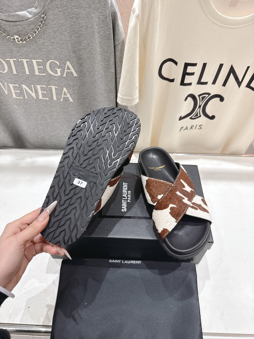 高版本出厂 Fendi*/芬迪 2026ss 夏季新品交叉带平底沙滩拖鞋 上街穿搭的不二之选 专柜买断货