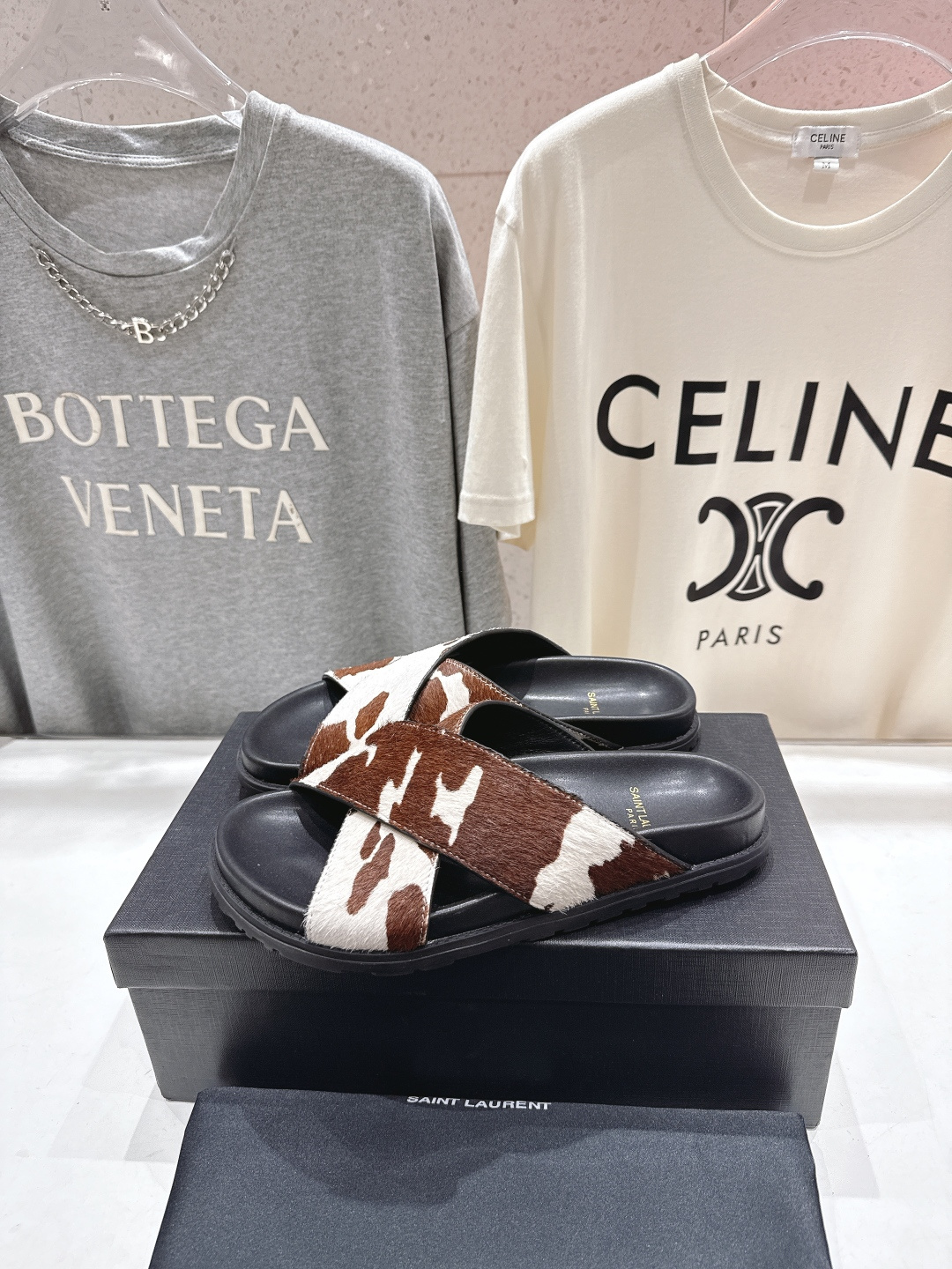 高版本出厂 Fendi*/芬迪 2026ss 夏季新品交叉带平底沙滩拖鞋 上街穿搭的不二之选 专柜买断货