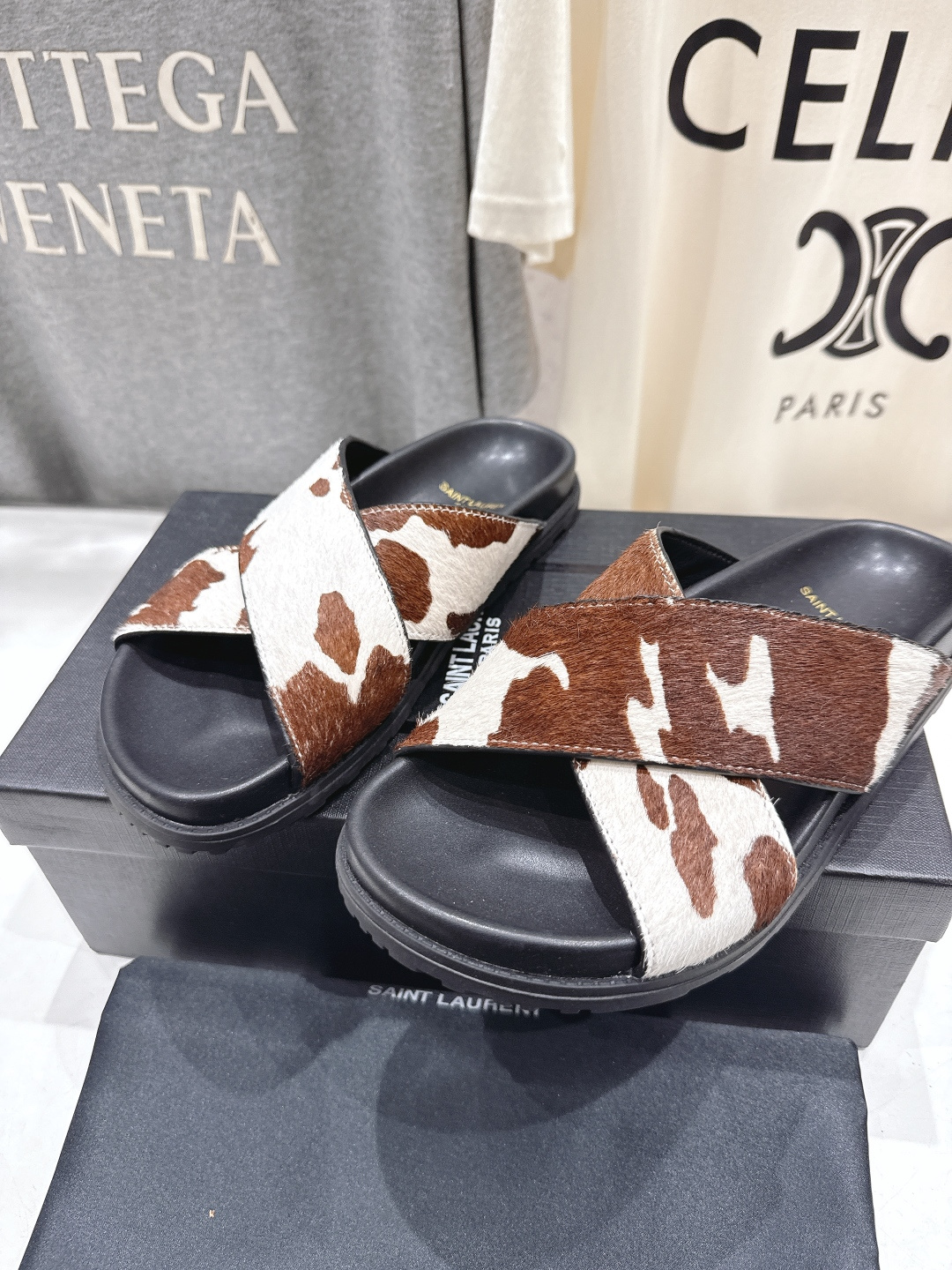 高版本出厂 Fendi*/芬迪 2026ss 夏季新品交叉带平底沙滩拖鞋 上街穿搭的不二之选 专柜买断货
