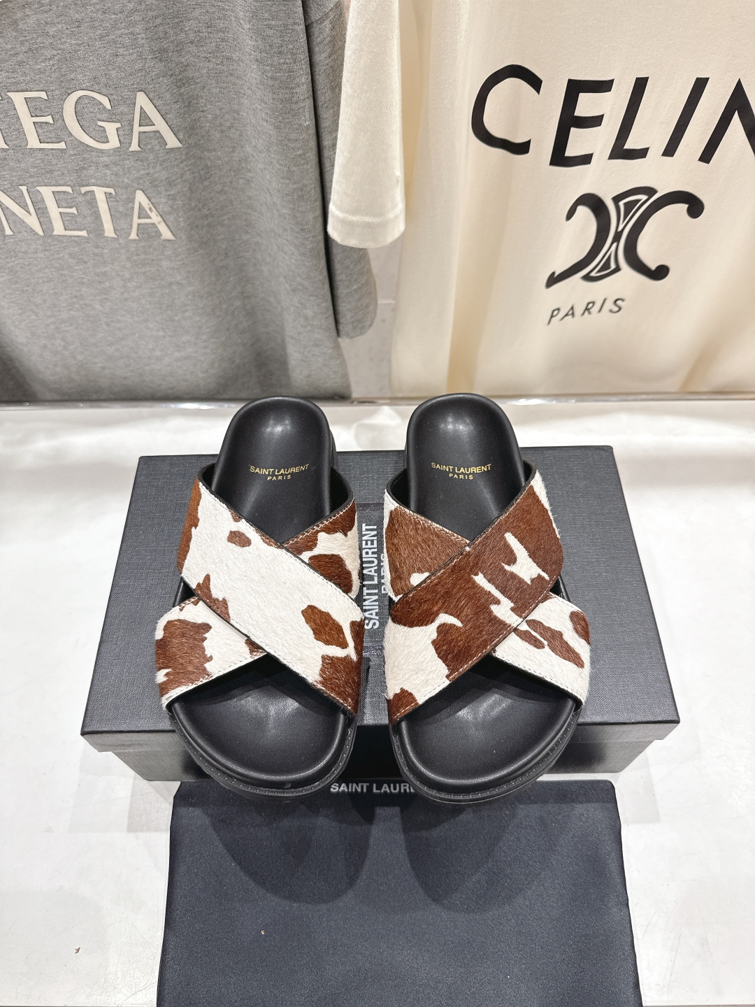 高版本出厂 Fendi*/芬迪 2026ss 夏季新品交叉带平底沙滩拖鞋 上街穿搭的不二之选 专柜买断货