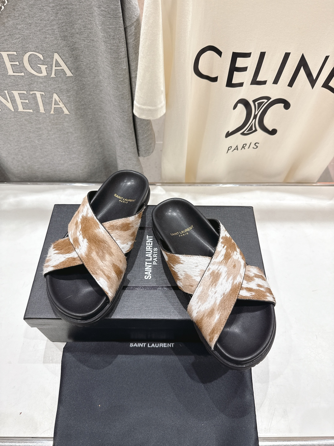 高版本出厂 Fendi*/芬迪 2026ss 夏季新品交叉带平底沙滩拖鞋 上街穿搭的不二之选 专柜买断货