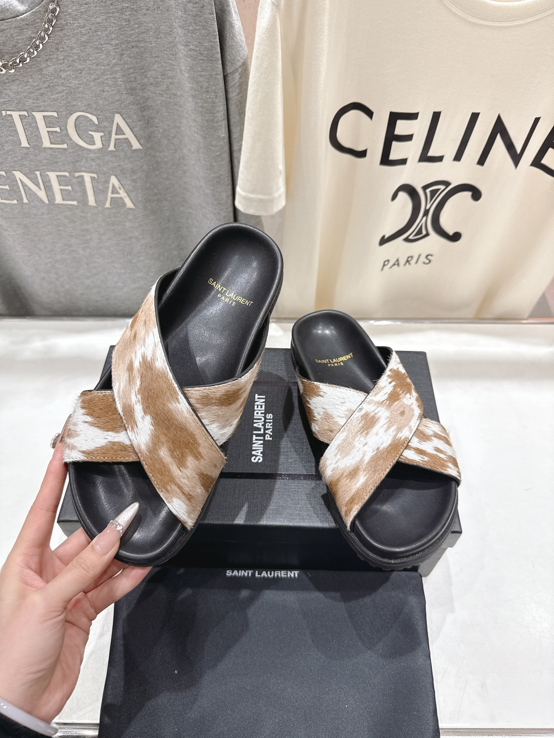 高版本出厂 Fendi*/芬迪 2026ss 夏季新品交叉带平底沙滩拖鞋 上街穿搭的不二之选 专柜买断货