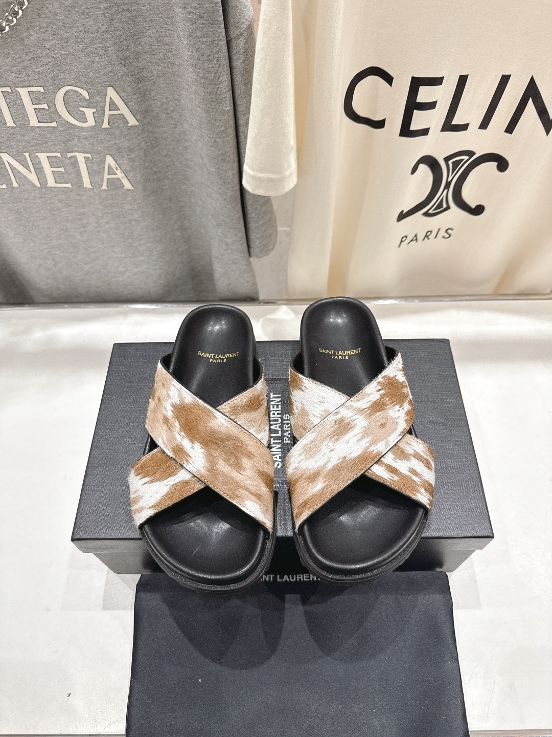 高版本出厂 Fendi*/芬迪 2026ss 夏季新品交叉带平底沙滩拖鞋 上街穿搭的不二之选 专柜买断货