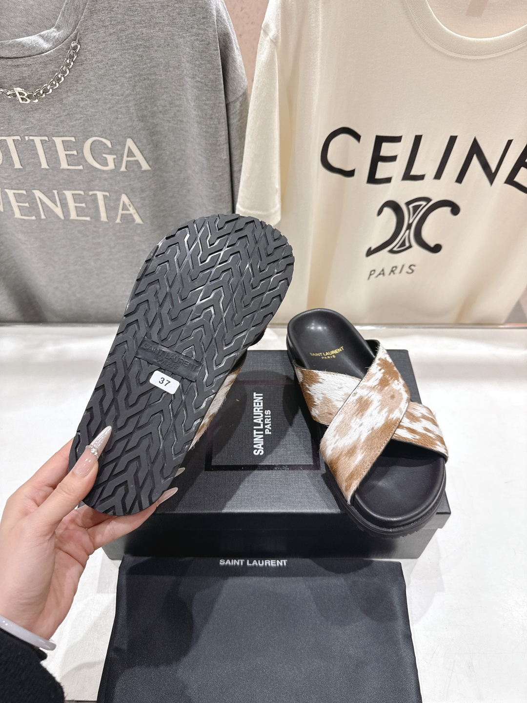 高版本出厂 Fendi*/芬迪 2026ss 夏季新品交叉带平底沙滩拖鞋 上街穿搭的不二之选 专柜买断货