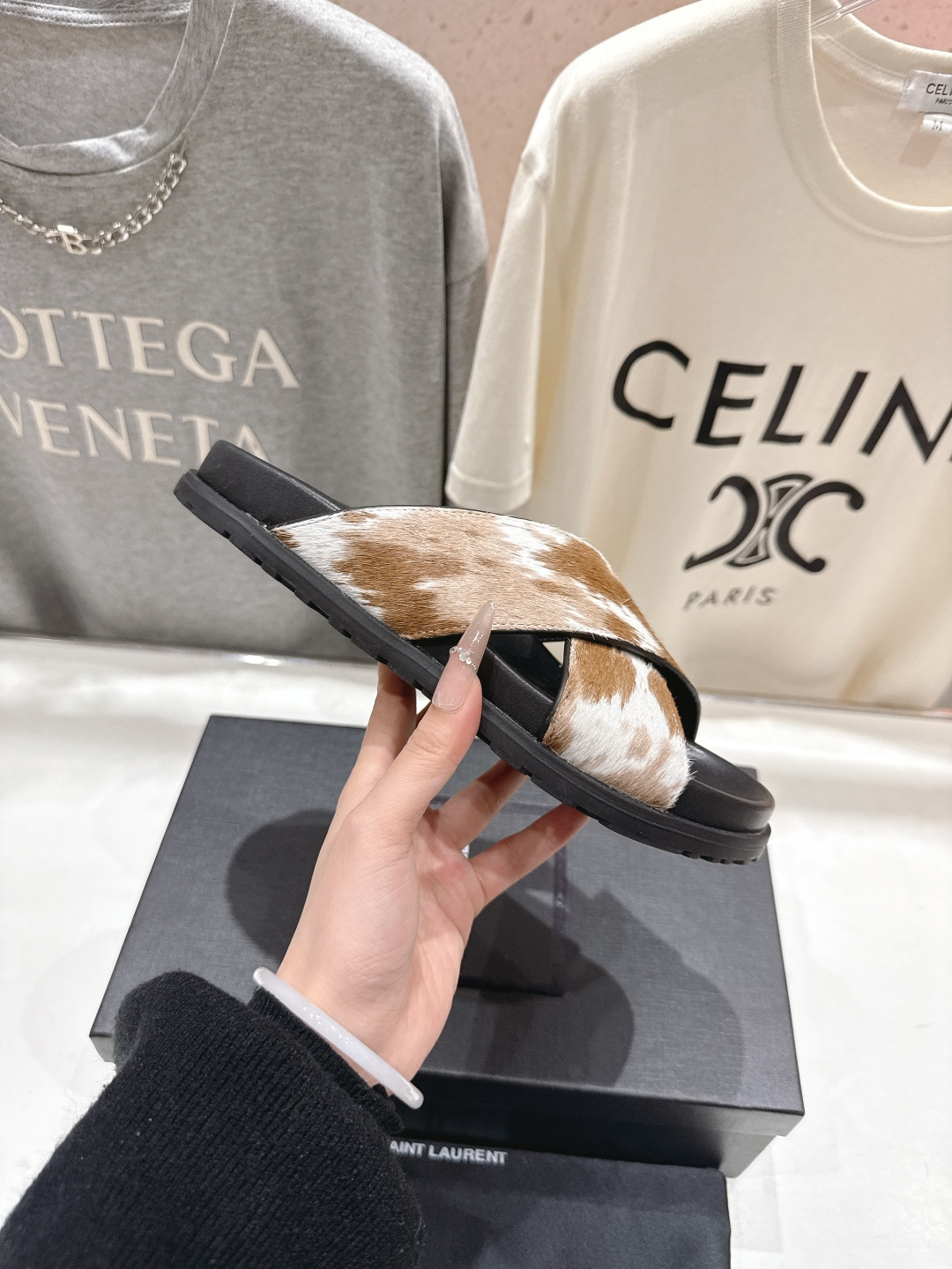 高版本出厂 Fendi*/芬迪 2026ss 夏季新品交叉带平底沙滩拖鞋 上街穿搭的不二之选 专柜买断货