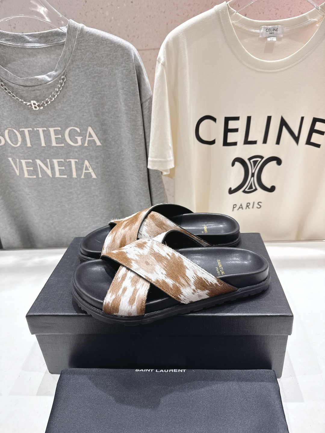 高版本出厂 Fendi*/芬迪 2026ss 夏季新品交叉带平底沙滩拖鞋 上街穿搭的不二之选 专柜买断货