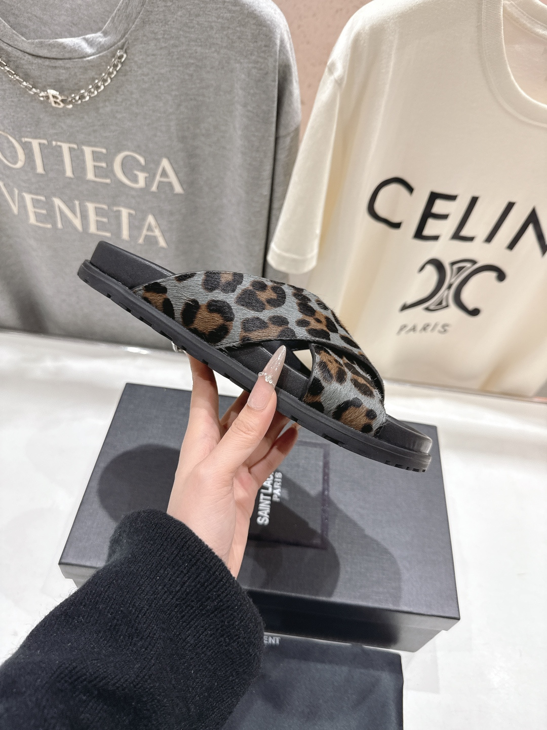 高版本出厂 Fendi*/芬迪 2026ss 夏季新品交叉带平底沙滩拖鞋 上街穿搭的不二之选 专柜买断货