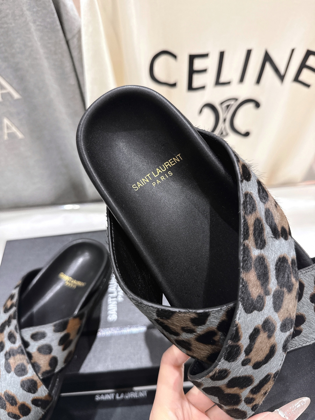 高版本出厂 Fendi*/芬迪 2026ss 夏季新品交叉带平底沙滩拖鞋 上街穿搭的不二之选 专柜买断货