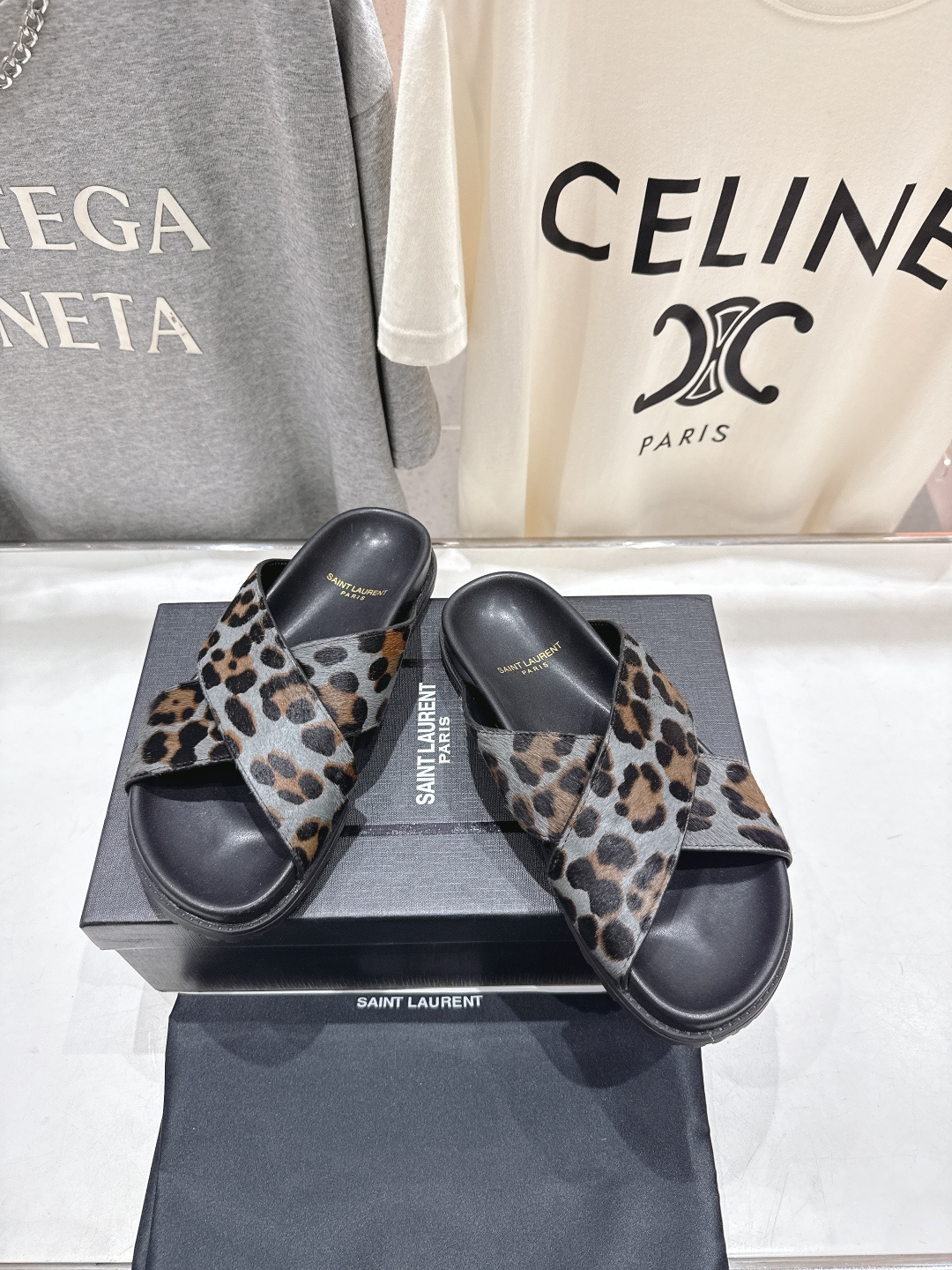 高版本出厂 Fendi*/芬迪 2026ss 夏季新品交叉带平底沙滩拖鞋 上街穿搭的不二之选 专柜买断货