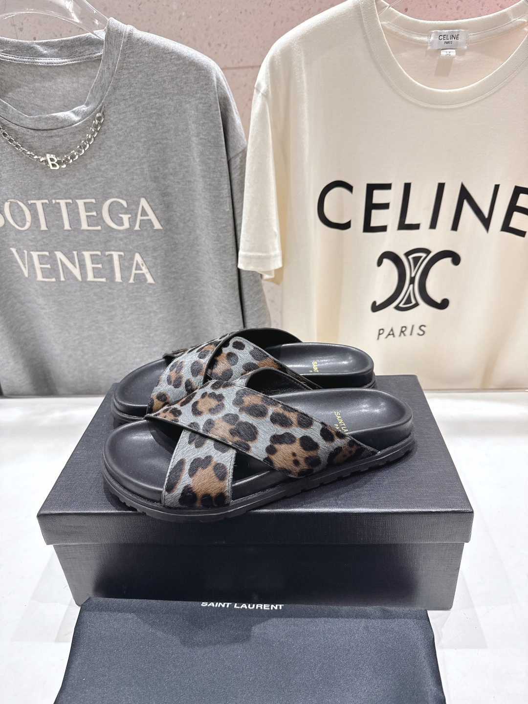 高版本出厂 Fendi*/芬迪 2026ss 夏季新品交叉带平底沙滩拖鞋 上街穿搭的不二之选 专柜买断货