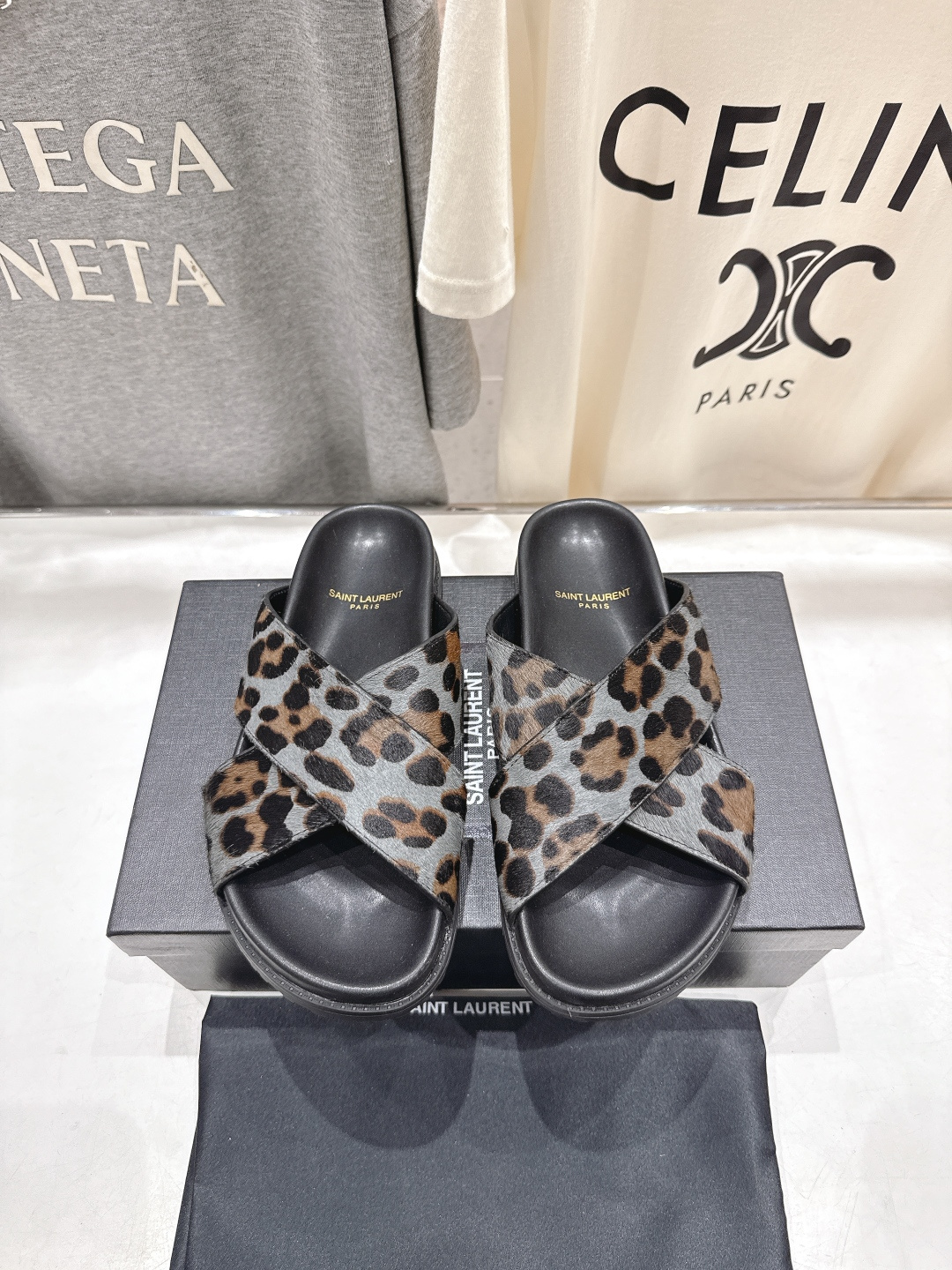 高版本出厂 Fendi*/芬迪 2026ss 夏季新品交叉带平底沙滩拖鞋 上街穿搭的不二之选 专柜买断货