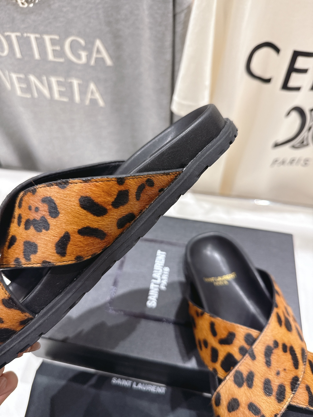 高版本出厂 Fendi*/芬迪 2026ss 夏季新品交叉带平底沙滩拖鞋 上街穿搭的不二之选 专柜买断货