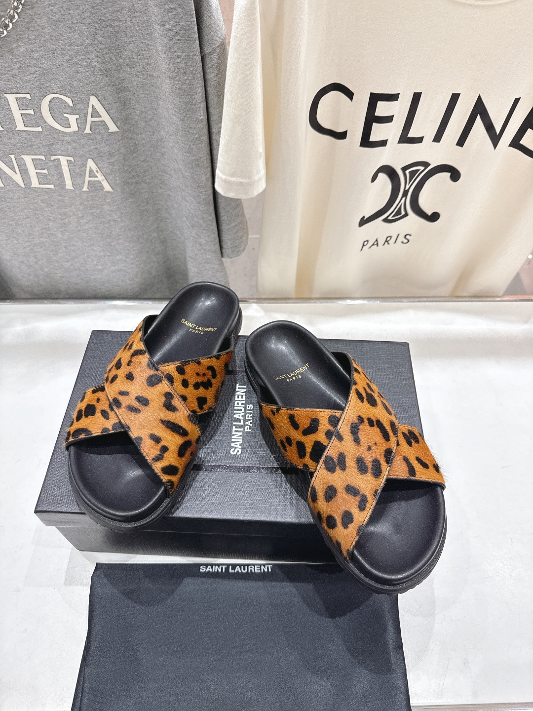 高版本出厂 Fendi*/芬迪 2026ss 夏季新品交叉带平底沙滩拖鞋 上街穿搭的不二之选 专柜买断货