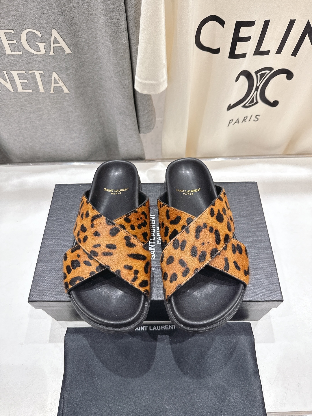 NO:670200,High version Fendi*/Fendi 2026ss summer new cross-strap flat beach slippers. The best choice for street wear. The hottest model that is sold out at the counter. Classic cross-strap design, with FF Baguette decorative buckle, colorful colors, romantic embellishment of intellectual beauty! Each color has a very high-end feel, and with high-end materials, the whole pair of shoes is very textured!  (ZP development ~ custom-made correct fabrics) Original custom-made imported materials for the uppers Imported sheepskin lining Original rubber outsole Size 35-40 (40.41 customized non-returnable) Original packaging for slippers, fendi, fendi, slippers, sheepskin19860909高版本  Fendi*/芬迪 2026ss 夏季新品交叉带平底沙滩拖鞋 上街穿搭的不二之选 专柜买断货的爆款 经典交叉带设计,搭配FF Baguette装饰性搭扣,绚丽多姿的色彩,以浪漫点缀知性美感! 每个颜色都非常得有高级感,搭配高逼格的材料,整双鞋非常有质感！（ZP开发～ 订制正确面料） 鞋面原版订制进口材质 内里进口羊皮 大底原版橡胶大底 码数35-40（40.41定制不退换） 包装原版包装,拖鞋,fendi,fendi,slippers,sheepskin,Women's Shoes