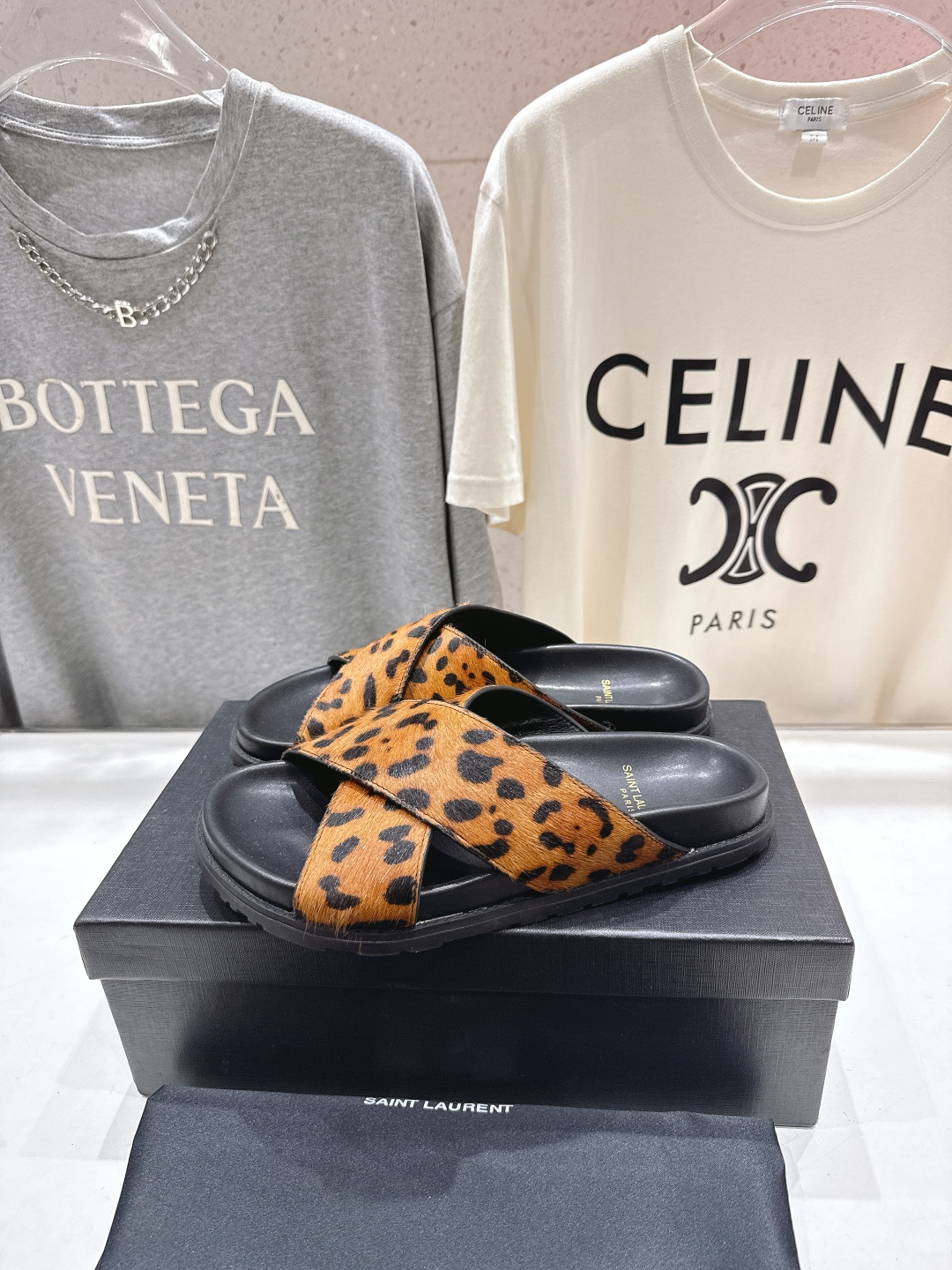 高版本出厂 Fendi*/芬迪 2026ss 夏季新品交叉带平底沙滩拖鞋 上街穿搭的不二之选 专柜买断货