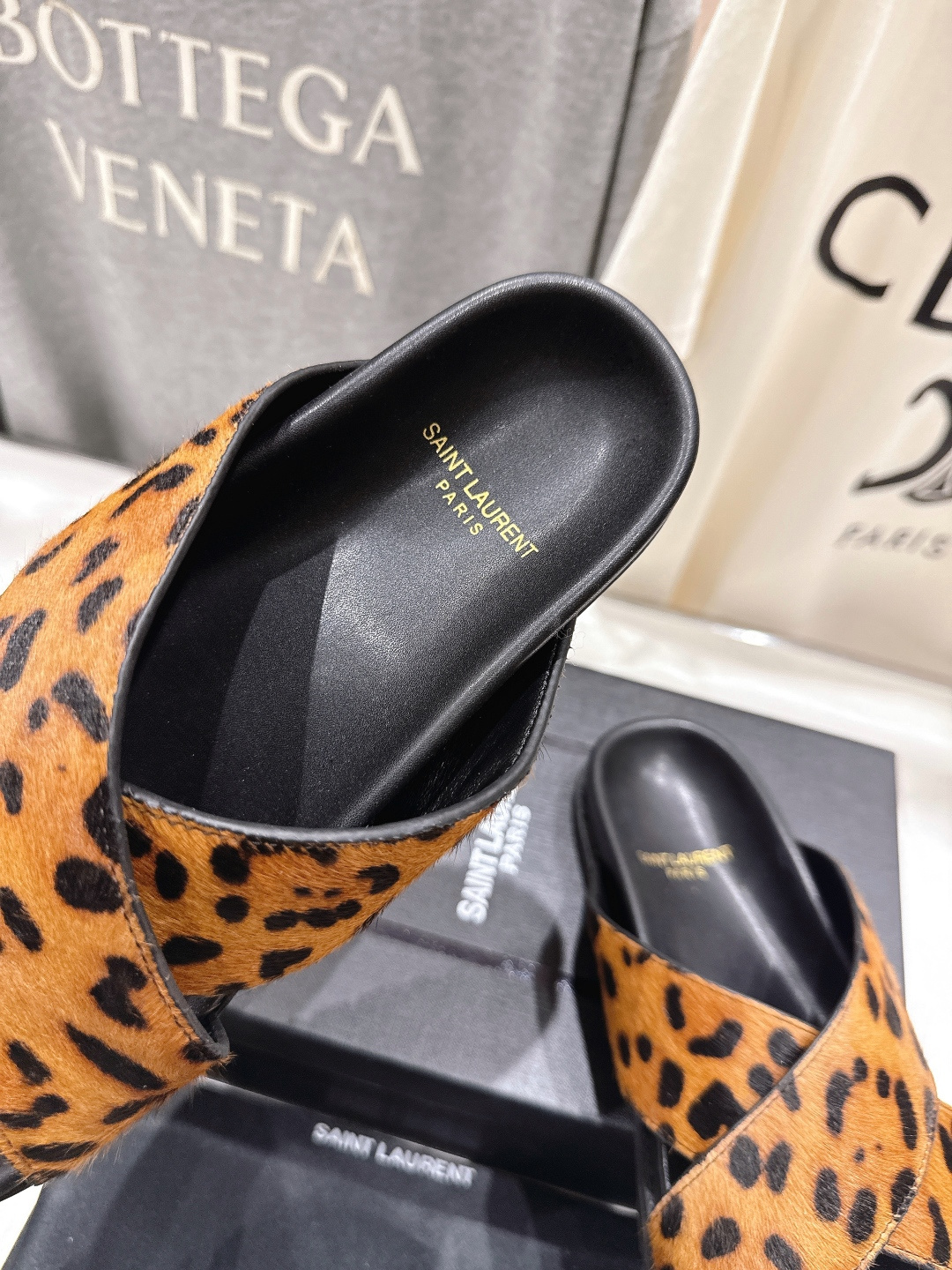 高版本出厂 Fendi*/芬迪 2026ss 夏季新品交叉带平底沙滩拖鞋 上街穿搭的不二之选 专柜买断货