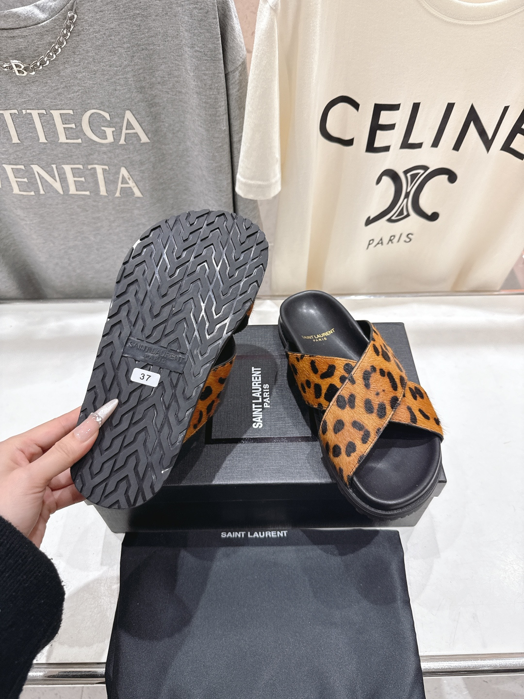 高版本出厂 Fendi*/芬迪 2026ss 夏季新品交叉带平底沙滩拖鞋 上街穿搭的不二之选 专柜买断货