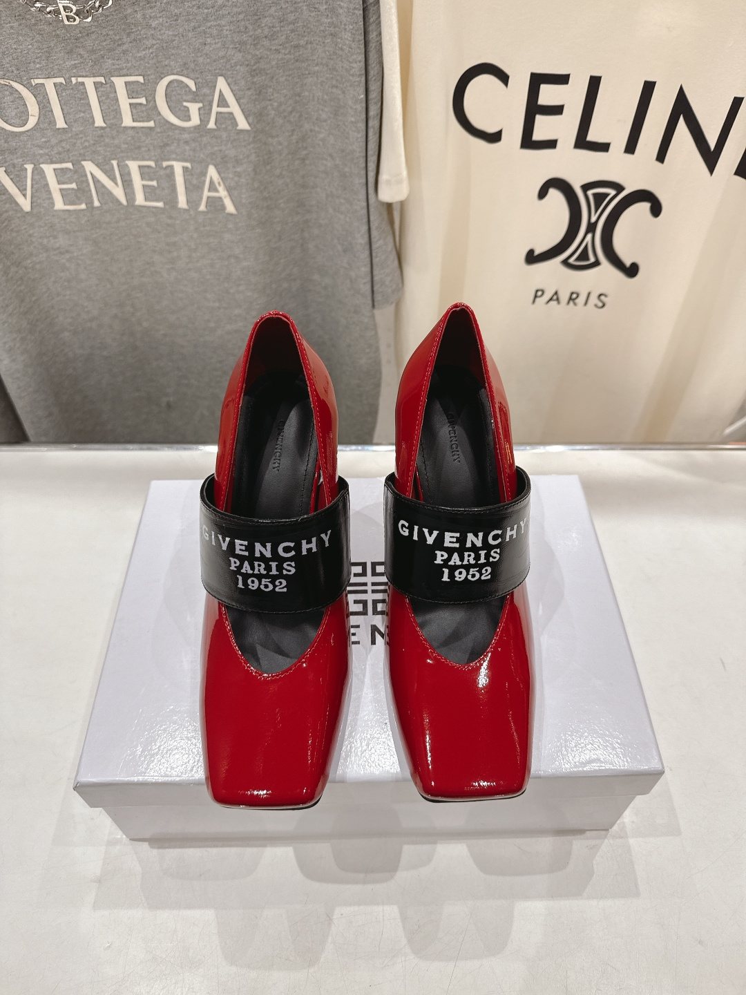 NO:670191,High version Givenchy/Givenchy F030 26ss early spring catwalk new model Zhang Ruonan's same style Sliced ​​Square elastic band Mary Jane high-heeled shoes single ballet shoes with square toe cut, relaxed and elegant temperament. Taking into account style and extreme comfort, the elastic band is embellished with the 'GIVENCHYPARIS' logo, full of personality. Paired with skirts, trousers and casual pants, the elegant temperament of ballet shoes in different styles is perfectly presented, and the photos are beyond photos!  The upper is imported cow patent leather, the lining is imported sheepskin, the sole is genuine leather outsole imported from Italy, the heel height is 10cm, Size35-41 (40.41 custom-made, non-refundable), high-heeled shoes, givenchy, givennchy, mary jane, high heels, skirts, sheepskin, Leather soles19860909高版本 Givenchy/纪梵希F030 26ss早春走秀新款 章若楠同款Sliced Square 松紧带玛丽珍高跟鞋单鞋芭蕾舞鞋 裁切方头,轻松优雅气质.兼顾风格与极度舒适,弹性饰带缀”GIVENCHYPARIS“标识,个性十足. 搭配裙装西裤休闲裤,完美呈现不同风格下芭蕾舞鞋的优雅气质,拍照超出片！ 鞋面进口牛漆皮 内里进口羊皮 鞋底意大利进口真皮大底 跟高10cm Size35-41（40.41定做不退换）,高跟鞋单鞋,givenchy,givenchy,mary jane,high heels,skirts,sheepskin,Leather soles,Women's Shoes