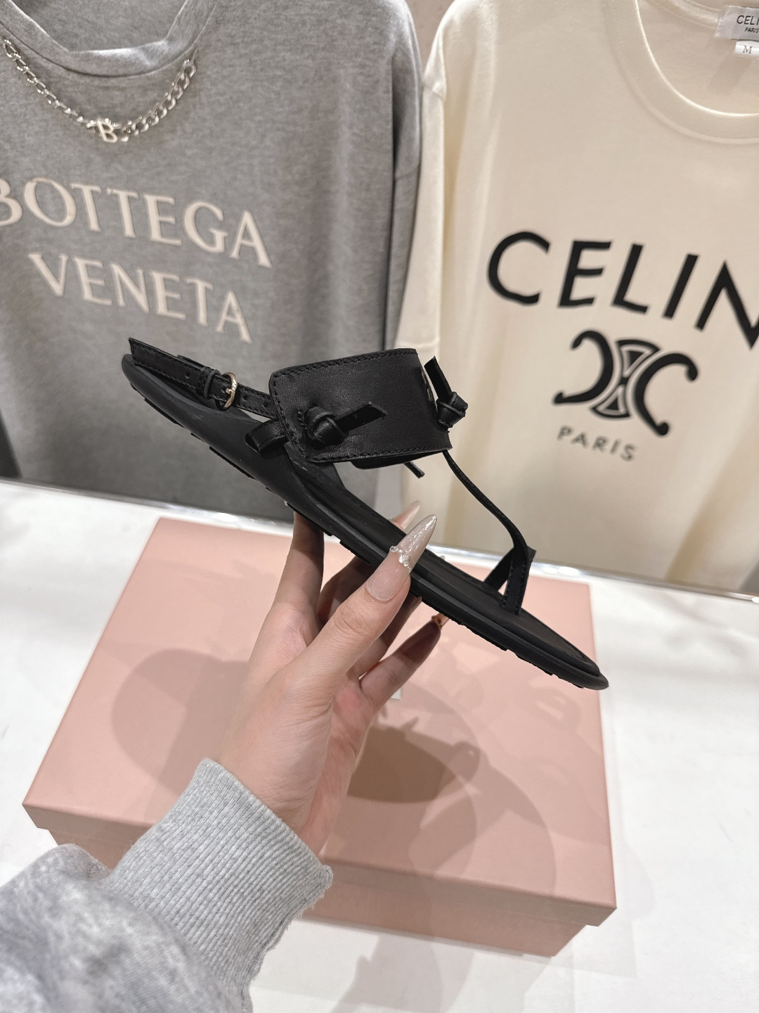 高版本出厂 MiuMiu缪缪2026ss夏季新款仙女简约风夹脚凉鞋🆕夏季百搭款。舒适又好穿，上脚显白 怎