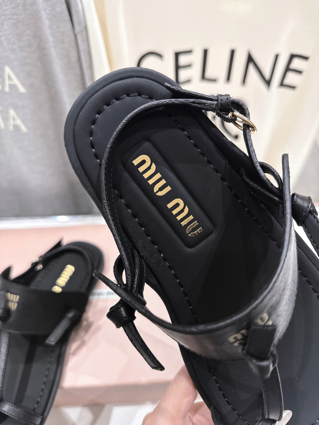 高版本出厂 MiuMiu缪缪2026ss夏季新款仙女简约风夹脚凉鞋🆕夏季百搭款。舒适又好穿，上脚显白 怎