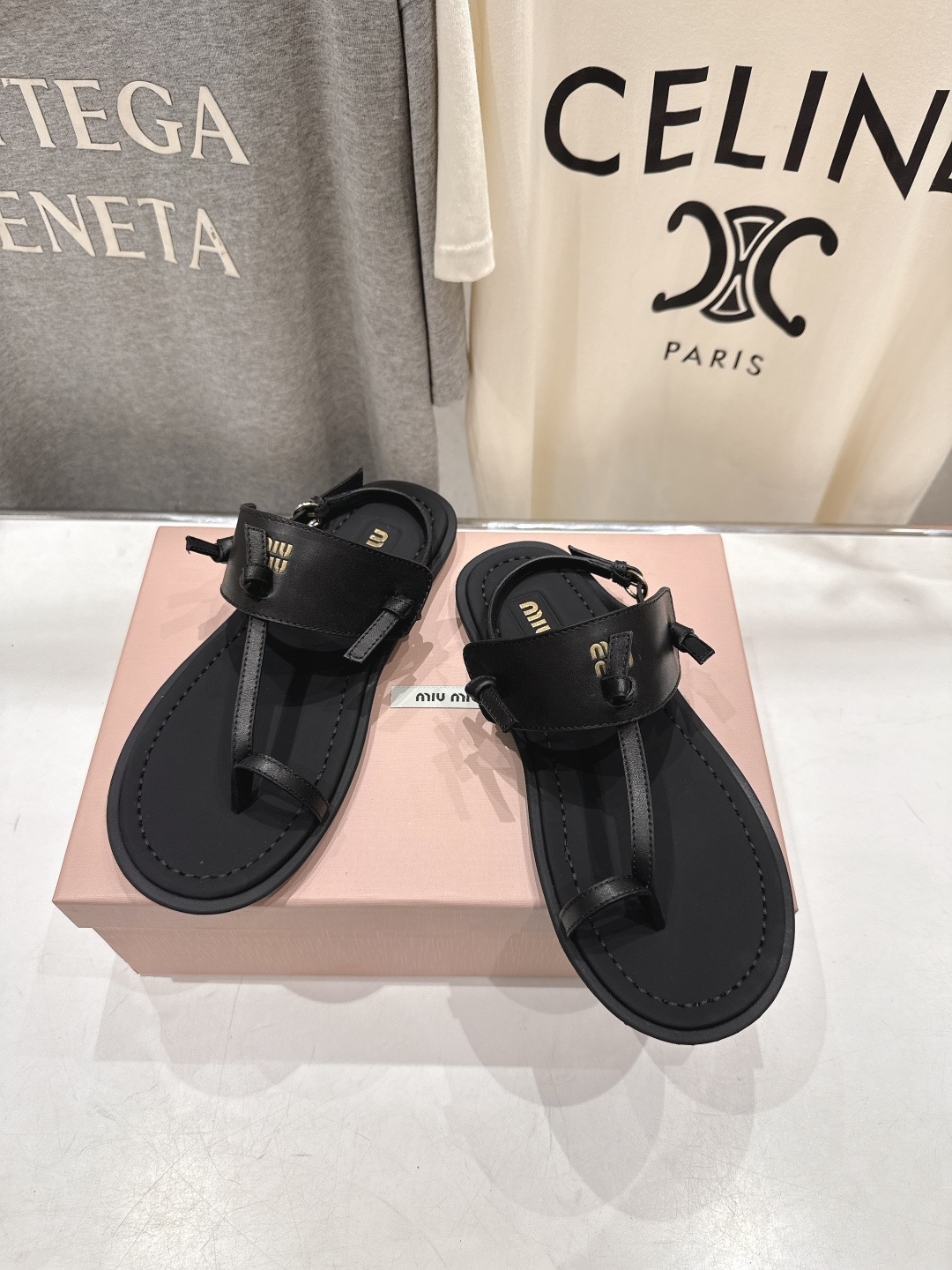 高版本出厂 MiuMiu缪缪2026ss夏季新款仙女简约风夹脚凉鞋🆕夏季百搭款。舒适又好穿，上脚显白 怎