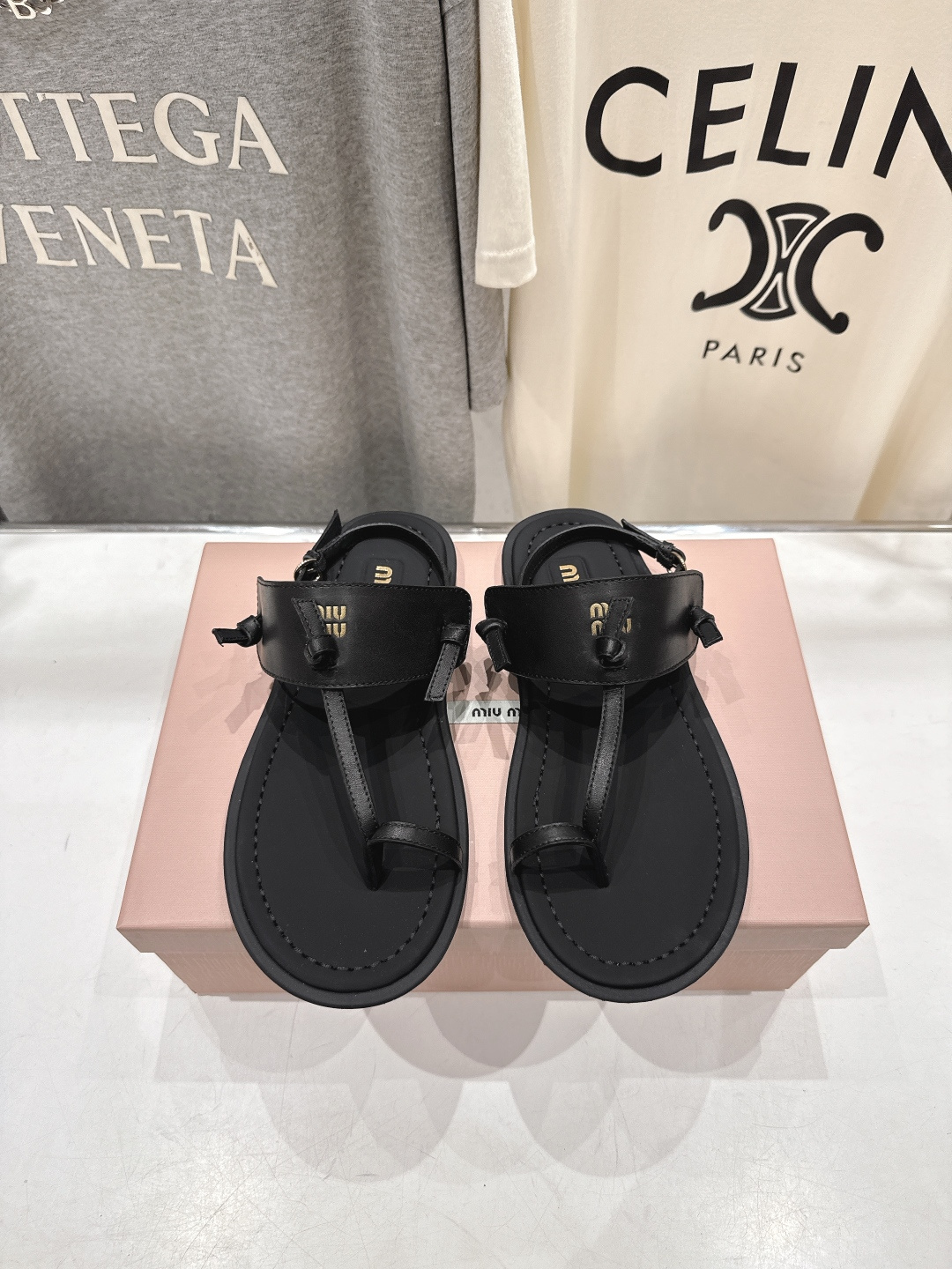 高版本出厂 MiuMiu缪缪2026ss夏季新款仙女简约风夹脚凉鞋🆕夏季百搭款。舒适又好穿，上脚显白 怎